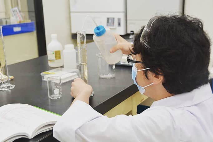 東京バイオテクノロジー専門学校さんのインスタグラム写真 - (東京バイオテクノロジー専門学校Instagram)「#化学分析技能士 2級・3級合格を 目指すプログラム 【 #化学演習 】  化学コースの3年生の 国家資格対策の#授業 🧪  第1回目の授業では 今後の授業で使う#試薬 の準備です💪✨ 授業で使う試薬は 学生たちで調製します😀  化学コースの詳細はこちら💁‍♀️ bio.ac.jp/gakka/bunseki  #理系#専門学校 #東京バイオ#東京バイオテクノロジー専門学校  #実験#化学#分析#化学分析」6月3日 10時10分 - tokyobio