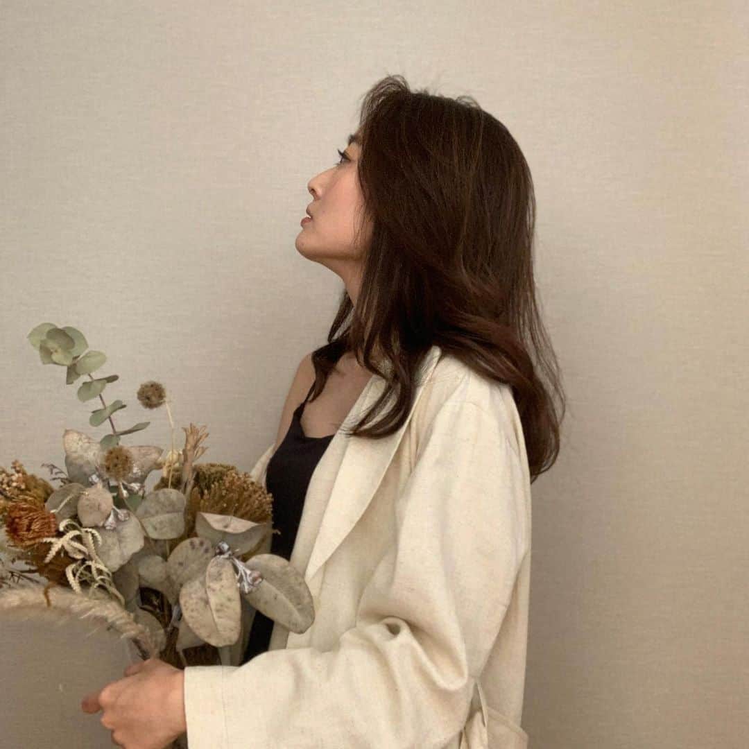 小祝麻里亜のインスタグラム：「🌱🌱🌱 人を黒、白、黄色に見立てたくないし、白人警官が黒人をってニュースを連日目にするけど、その言葉自体が好きじゃありません。白が黒がじゃなく、違った言葉で表現できるメディアであって欲しいです🤭私は黄色と言われたくない。笑  感染症という困難がまだまだ世界中で立ちはだかってる最中だから、(東京は増加しちゃいましたね💦) どうか👥人対人👥の争いが収まりますように。  暴徒化🔥せずに、まずは自身の命を大切に…。違う方法で、訴えるべきところに、訴えられますように！  個人的にコロナが始まったとき、欧州でたくさんのアジアの人(国関係なくアジア全域の人)がウイルス扱いされたり、酷い目にあったときは、あまり声が上がらなかったのが残念です。日本でも日頃たくさん外国籍の人が差別されてるのに。今回の件だけ流行のように日本でも熱をあげるのはなぜだろうか。アンフェアなことは身近にもあるのにな。  なんて、タイムラインに繰り広げられる黒画面を見ながら考えちゃいましたが… とりあえず何色だからとか、何人だからだとか、なんの性別だろうと、差別は嫌いです。そんなことを言いたかったのでした🙇‍♀️」