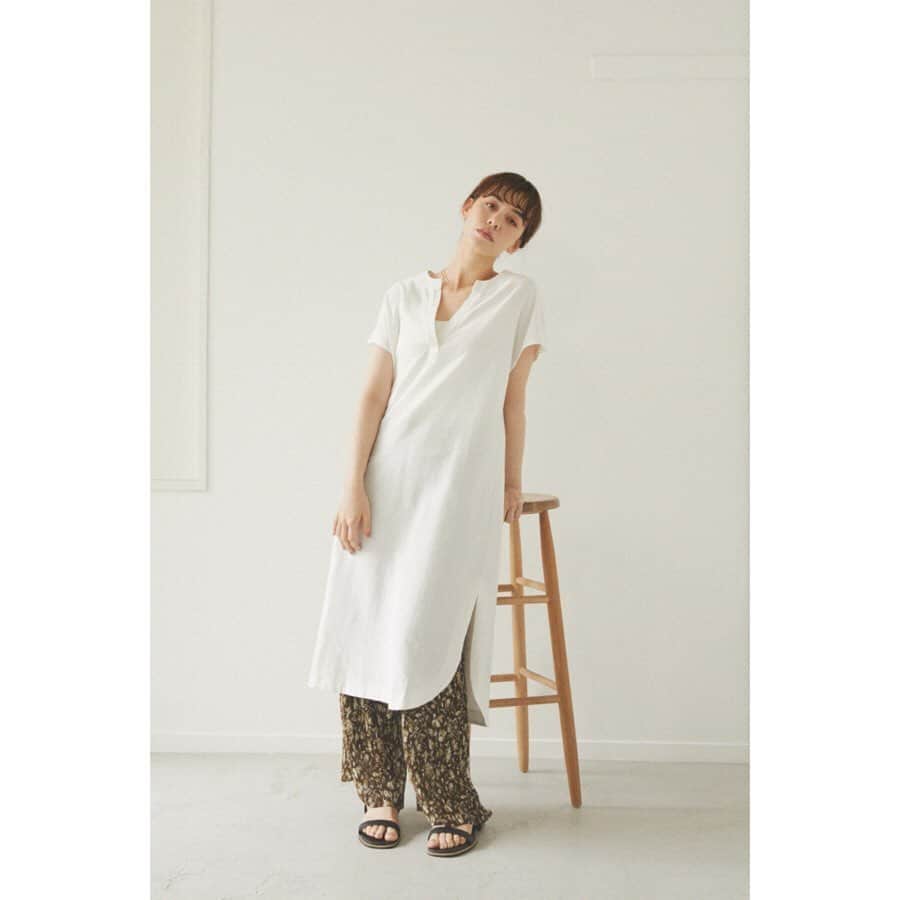 アヴァンリリィのインスタグラム：「RECOMMEND ITEM ㅤㅤㅤㅤㅤㅤㅤㅤㅤㅤㅤㅤㅤ 店舗・SHEL'TTER WEBSTOREにて発売中🚚 ㅤㅤㅤㅤㅤㅤㅤㅤㅤㅤㅤㅤㅤ ：ONE PIECE リネンライクスキッパーワンピース Price.¥5,990+tax No.180DS833-3390 ㅤㅤㅤㅤㅤㅤㅤㅤㅤㅤㅤㅤㅤ ：PANTS オリエンタルフラワープリーツパンツ Price.¥6,990+tax No.180DS531-1650 ㅤㅤㅤㅤㅤㅤㅤㅤㅤㅤㅤㅤㅤ ：NECK LACE ボールチェーン2連チョーカー Price.¥1,990+tax No.180DS856-2840 ㅤㅤㅤㅤㅤㅤㅤㅤㅤㅤㅤㅤㅤ ：SHOES ストラップサンダル Price.¥5,990+tax No.180DS655-0840 ㅤㅤㅤㅤㅤㅤㅤㅤㅤㅤㅤㅤㅤ 画像をタップで商品詳細をご覧いただけます🔍 _______________________________________________________ #AVANLILY #アヴァンリリィ」