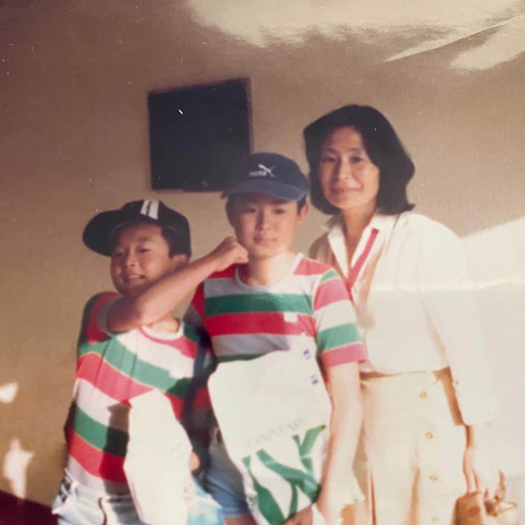 栗田善太郎のインスタグラム：「昨日は弟の誕生日。 40年位前かな(笑)  #昭和 #ペアルックコーデ」