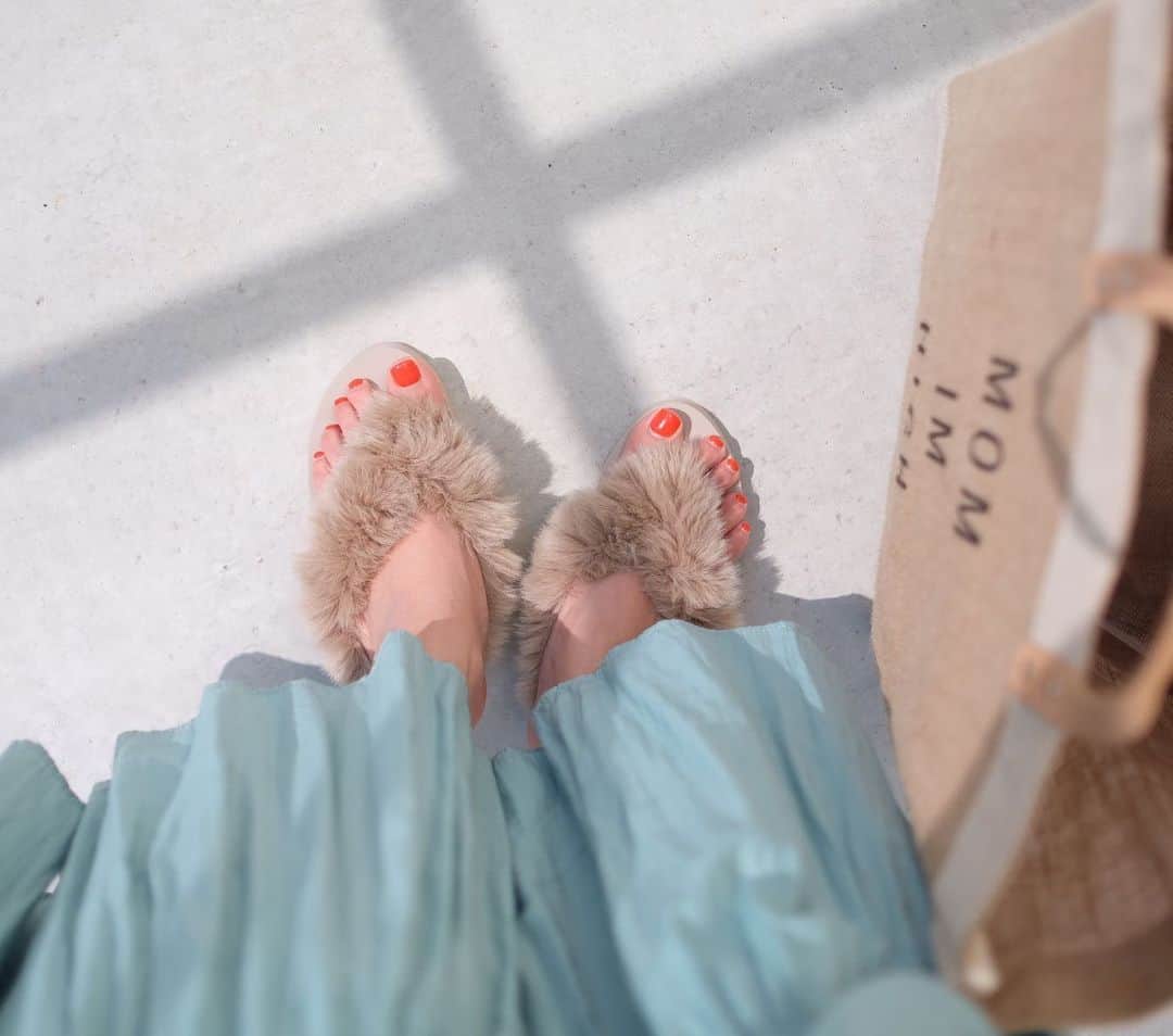 Keikooooooのインスタグラム：「今日は♡ @soleilbypuputier の もふもふサンダルでスーパーにエコバックを持って行ってきました♫今は、ご近所履きだけど、コロナが落ち着いたら海にこれを履いて行きたいなぁ⛱🐏 . 普段23センチでSを購入しました♡ 少しカカトが出るくらいで、綺麗に履けましたよ♡ . ブランド名の、soleil(ソレイユ)🌞🌻 太陽’と‘ひまわり’を意味するフランス語が由来ってだけでも、元気が出てきそう♡ 毎日の生活が少しhappyになれるものを身につけるって大切ですよね！ . #soleilbypuputier #summershoes  #beachsandals #wedgesandals #ootd #code #おうちコーデ」