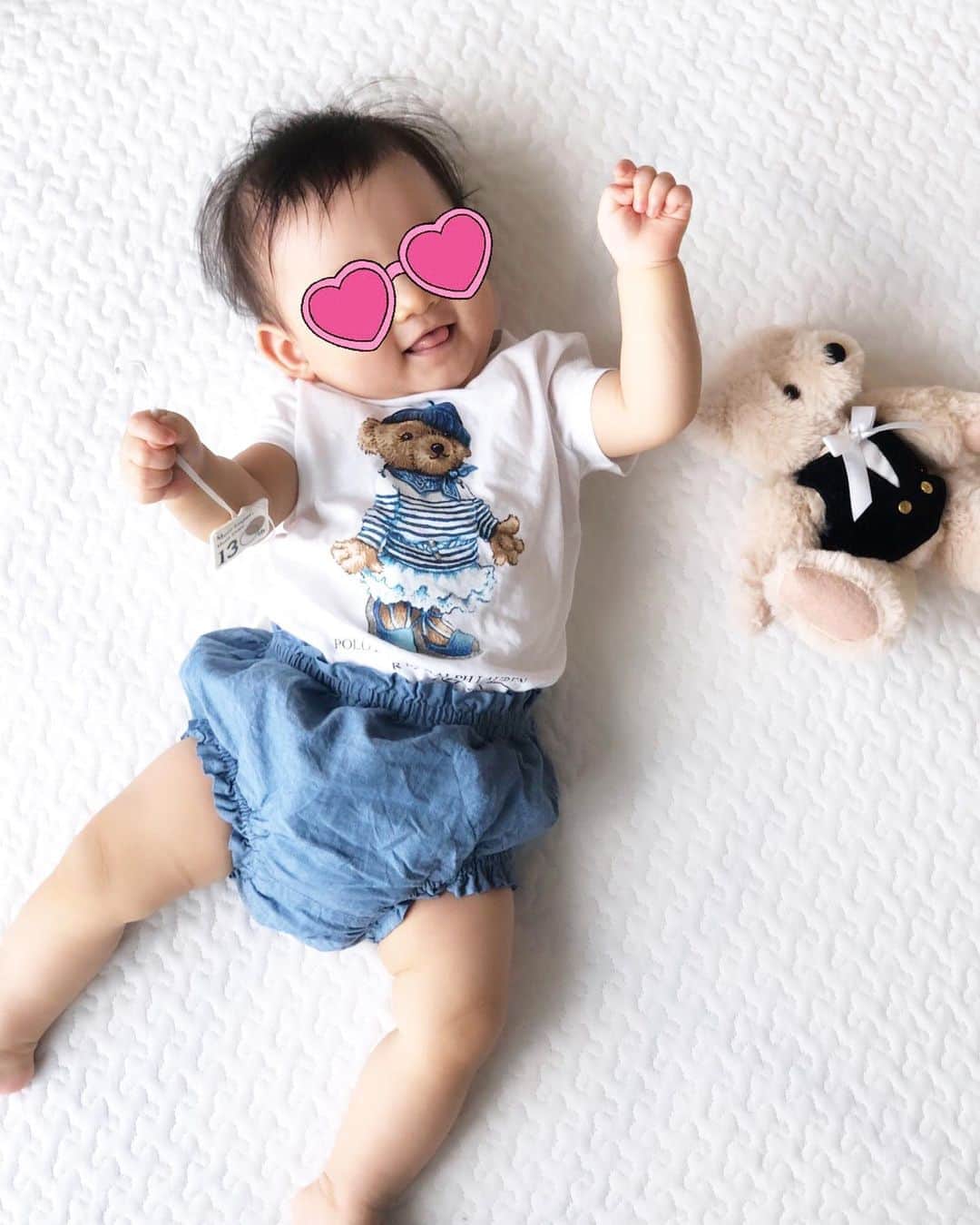 小野恵美のインスタグラム：「デニムコーデ💙🧸 娘のTシャツは @poloralphlauren ✨  #女の子ベビー #女の子ママ #ベビー服 #ラルフローレンベビー #ラルフローレン #baby #babygirl #赤ちゃん #赤ちゃんのいる生活 #赤ちゃんのいる暮らし #ママ #ママライフ #眉毛だけ書いた」