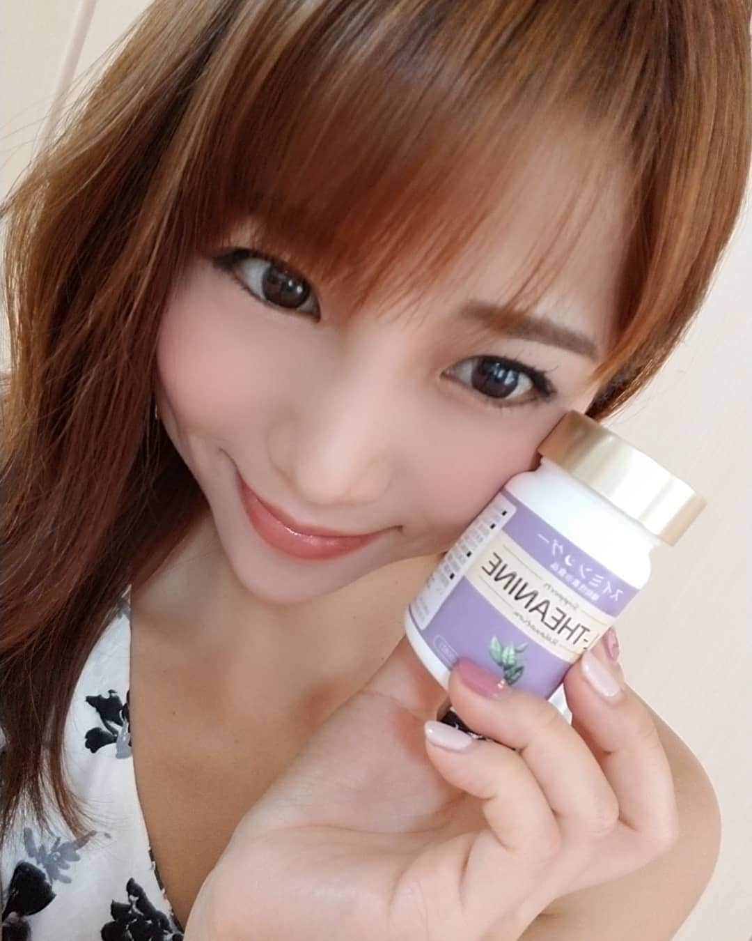 のインスタグラム：「突然ですが、 皆さん眠れてますか⁉️ 私は寝付きと寝起きが悪く夢も沢山見たりで悩んでいたのですが、 『スイミングー』を飲み始めてスッキリお目覚め出来るようになりました💓 日々色々考えることで頭いっぱいなのですが、 お風呂上がりにこのスイミングーとハーブティを飲むと、 すごーくリラックスして眠りにつけます✨ 枕元にアロマオイルを垂らして睡眠環境にも工夫してます❤️ 食べるものも大事な様に、睡眠の質も美容や健康には大事だなと改めて思いました✨ 良かったら試して見てくださいね✨✨✨ #サプリ  #サプリメント  #健康  #健康食品  #リフレッシュ  #リラックス  #美容  #眠れない  #ストレス解消  #癒し  #安眠　#快眠　#睡眠　#睡眠の質 #睡眠改善 #睡眠負債 #不眠 #体質改善」