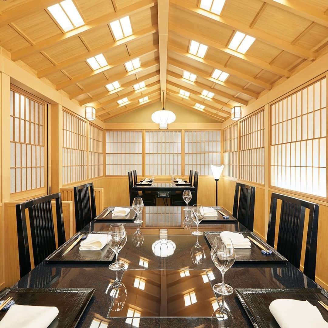 Yoshida 東京本店さんのインスタグラム写真 - (Yoshida 東京本店Instagram)「YOSHIDAが一流の食を求めるお客様のためにオープンした、東京オペラシティタワー53階の「松阪牛 よし田」。松阪牛の最高の美味しさを味わっていただくために鉄板焼き・すき焼き・しゃぶしゃぶの３つのスタイルと、松阪牛をメインとした新感覚の会席料理をご提供しております。店内には複数の完全個室もご用意しておりますので、ゆったりとした空間で大切な方とのひとときをお過ごしいただけます。﻿ ﻿ 写真は、東京の名物である「屋形船」をイメージした、松阪牛 よし田ならではの独創的な個室です。﻿ 檜（ひのき）を使用した天井は深みを感じさせ、開放感と個室の落ち着きをあわせ持った、特別なお席です。﻿ ﻿ お客様に安心してご来店いただけるよう、店舗ならびにスタッフの徹底した衛生管理を行っております。スタッフ一同、皆様のお越しを心よりお待ちしております。﻿ ﻿ レストランの詳細はプロフィールリンクの弊社ウェブサイト⇒メニュー「STORE(ストア）」⇒「松阪牛 よし田」よりご覧ください。 ﻿ ﻿ ————————————﻿ 松阪牛 よし田﻿ 東京都新宿区西新宿3-20-2 東京オペラシティタワー 53階﻿ TEL: 03-5358-5401 ﻿ 営業時間﻿ ランチ 11:00 - 14:30 (コースL.O. 13:00 / L.O. 14:00)﻿ ディナー 17:00 - 22:00 (L.O. 20:00)﻿ ———————————— ﻿ ﻿ #松阪牛よし田 #よし田 #オペラシティ #鉄板焼き #teppanyaki #ステーキ #steak #すき焼き #sukiyaki #しゃぶしゃぶ #shabushabu #YOSHIDA #ヨシダ #watch #高級時計 #ジュエリー #jewelry #PatekPhilippe #パテックフィリップ #AudemarsPiguet #オーデマピゲ #HUBLOT #ウブロ」6月3日 11時00分 - yoshida_watch