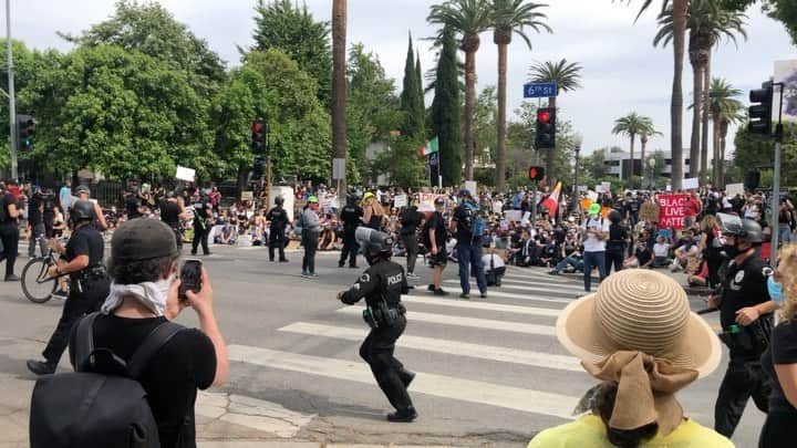 クラーク・グレッグのインスタグラム：「Breaking blackout to share the peaceful protest outside the home of @mayorofla this afternoon. #BlackLivesMatter @blmlosangeles」