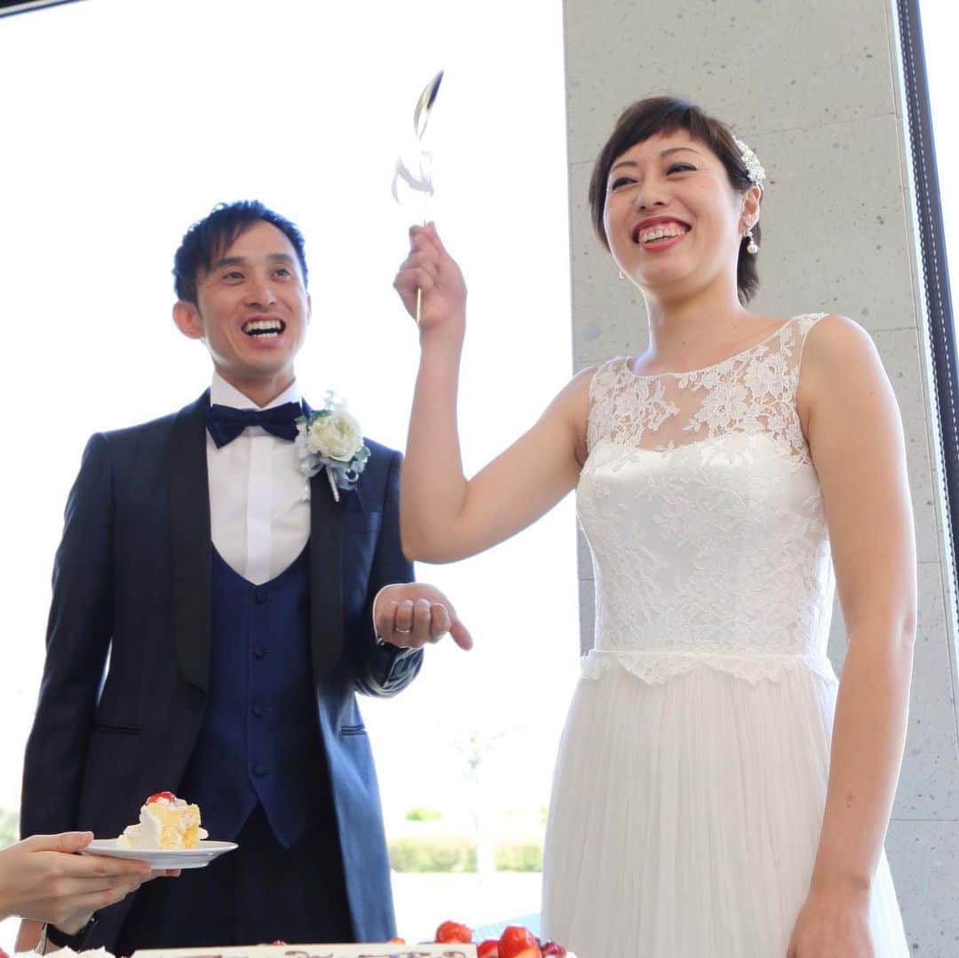 のインスタグラム：「【パーティーレポート】次は、新婦から新郎へのファーストバイト！　通常の何倍もあるスプーンの大きさに驚く、新郎様の表情がとても印象的でした笑﻿ ﻿ ファーストバイトとは…﻿ スプーンなどのアイテムを使い、新郎新婦でお互いにウェディングケーキを食べさせ合う結婚式で人気演出のひとつです♪﻿ ﻿ LOCATION : UMI no RUSTICWEDDING﻿ PARTY SPACE : LAGO BIANCO﻿ GUEST : 46﻿ SEASON : SPRING﻿ ﻿ M&Uの公式サイトでは、挙式・披露会陰会場のご紹介やパーティーレポート、最新の情報などをご確認いただけます。﻿ ﻿ プロフィール( @mandu_wedding )内にあるURLよりご確認ください。﻿ ﻿ *・。*・。*・。*・。*・。*・。*・。﻿ ﻿ 【苔の里・木場潟を巡る♪ 杜と湖のラスティックウエディング見学会】﻿ ﻿ 南加賀の大自然を舞台とする“杜と湖のラスティックウエディング”。﻿ その舞台となる苔の里・木場潟の見学ツアーです。﻿ 実際のロケーションを体感してお二人のイメージを膨らませてください！﻿ ﻿ ○開催日／土日祝の11:00〜15:00（完全予約制）﻿ ○お問い合わせ・お申し込み／プロフィール内のリンクより公式サイトにお進みください。﻿ ﻿ *・。*・。*・。*・。*・。*・。*・。﻿ ﻿ 【M&U WEDDING の結婚式】﻿ ﻿ 100年経っても変わらないこの景色。﻿ 訪れるたび、幸せの記憶がよみがえる。﻿ ﻿ 石川県小松市。ここにある自然環境を最大限に活かした、シンプルでナチュラルな結婚式、『ラスティックウエディング』﻿ ﻿ ラスティックとは、「素朴」や「温かみ」という意味があります。﻿ 自然に囲まれて、気持ちのよい日差しを浴びながら、飾り過ぎない素の美しい世界で、大切なゲストとかけがえのない時間を過ごす。まるで映画のワンシーンのようなウエディングです。﻿ ﻿ *・。*・。*・。*・。*・。*・。*」