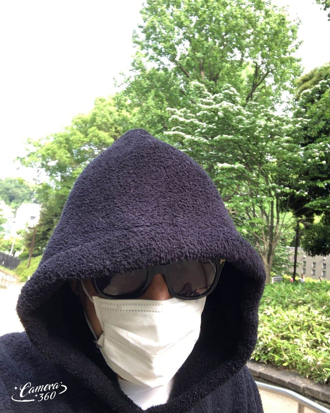 市川海老蔵 （11代目）さんのインスタグラム写真 - (市川海老蔵 （11代目）Instagram)「I’m taking a walk looking like this, but people greet me.  I wonder if they know it’s me... * 私はこんな感じですが、 ご挨拶してもらいます。  わかるのかしら、、 #市川海老蔵 #海老蔵 #成田屋 #歌舞伎 #ABKAI #ABMORI #ebizoichikawa #ebizo #kabuki #thunderparty #theater #theaterarts #actor #japan #classic」6月3日 11時19分 - ebizoichikawa.ebizoichikawa