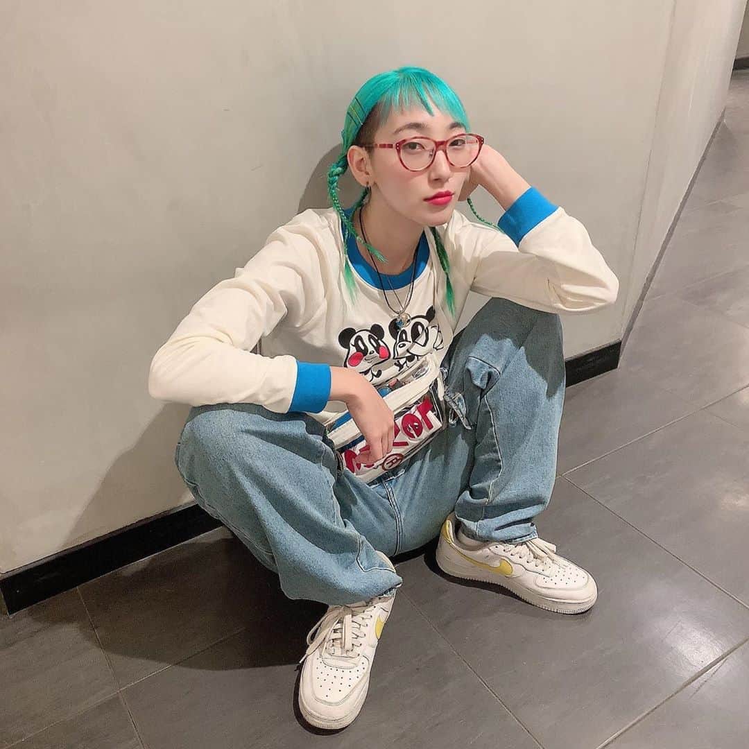あっこのインスタグラム：「己の無知や無自覚や浅はかさに向き合う作業はキツイことだけど、間違えに気が付いたらすみやかに直せば良い。目的は"どうみられるか"しゃなくて"どう変えていくか"だから。すべって転んで頭うっても余裕でLOVE MEしてこ💚一緒に失敗しようなっ てか2ヶ月ぶりに髪染めた〜〜〜！！！！！！！やった〜〜〜〜〜〜！！！！！！！！！！！！！！！！！！！！！！ #クジマジック #akkogorilla #rapper #japan」
