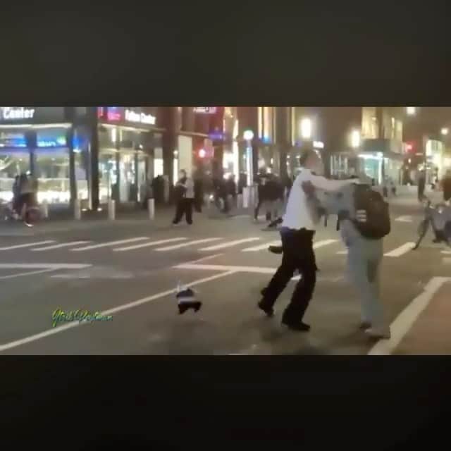 ファンクマスター・フレックスのインスタグラム：「These Good cops show how to get a situation (Looters) under control without a gun or nightstick or excessive force! THE OLD FASHION WAY! PS. White shirt gotta get from behind that desk more! He was kinda rusty! @nypd we see y’all moving better in THIS situation! @nycmayor u still a clown! WHATS YALL TAKE ON THIS???? Vid via: @lawenforcement__」
