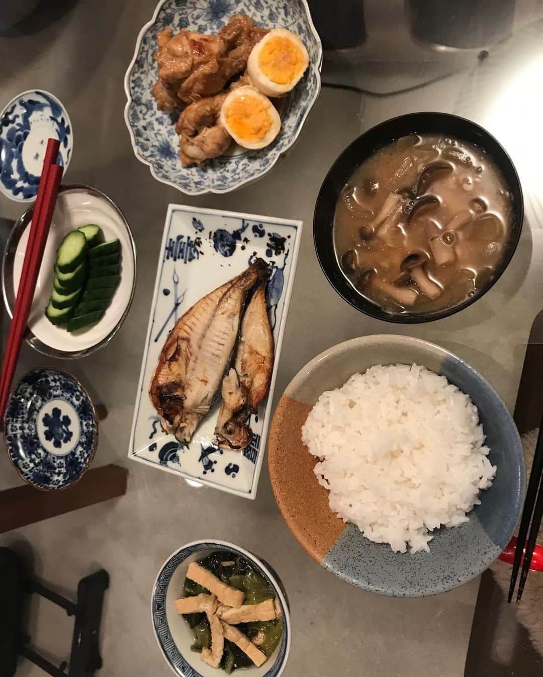 和田アキ子さんのインスタグラム写真 - (和田アキ子Instagram)「昨日の晩ご飯🥰 自粛開けても、どこにも行けないから、結局まだ自宅ご飯です😅😅 鳥手羽の柔らか煮 あじの干物 小松菜とあげの煮浸し キノコと玉ねぎの味噌汁 きゅうりの漬物 昨日はちょっと少なめ❓です😅😅 でも、肉。魚。野菜。 毎回バランスは考えて作ってます❗️😌 #ako50th #おうちごはん」6月3日 11時30分 - ako50th