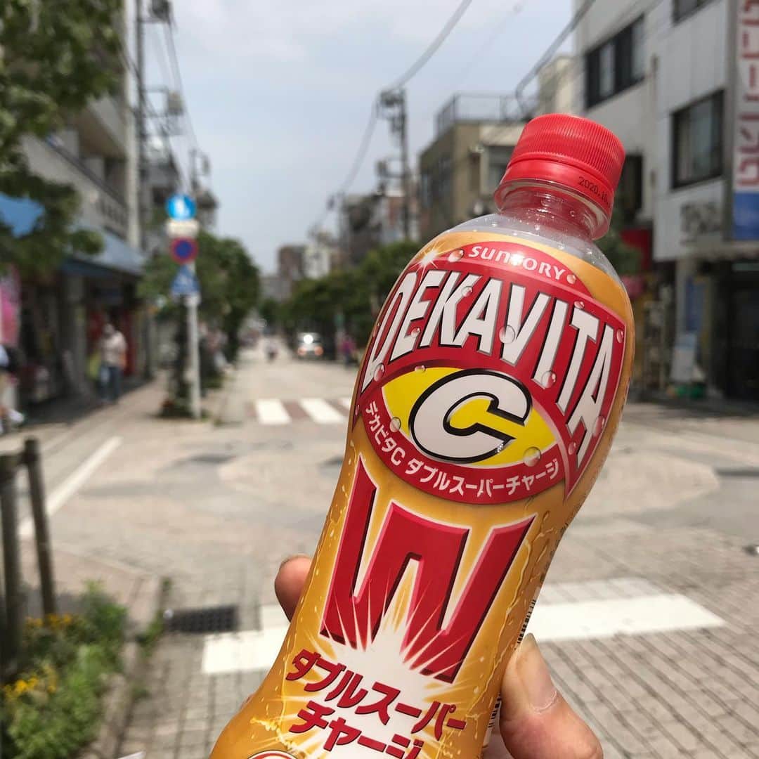 小谷あゆみのインスタグラム：「畑の帰り道です 熱中症対策にデカビタチャージ 今日の暑さで農作業はあぶない。 （プロの生産者はこんな真っ昼間に畑に出ないか） きょうの作業は追肥とナスとピーマンの支柱立て。 いずれにしても こまめな水分補給をーー！ #世田谷体験農園 #玉堤体験農園 #畑のちから菜園部長　より @ Setagaya, Tokyo」