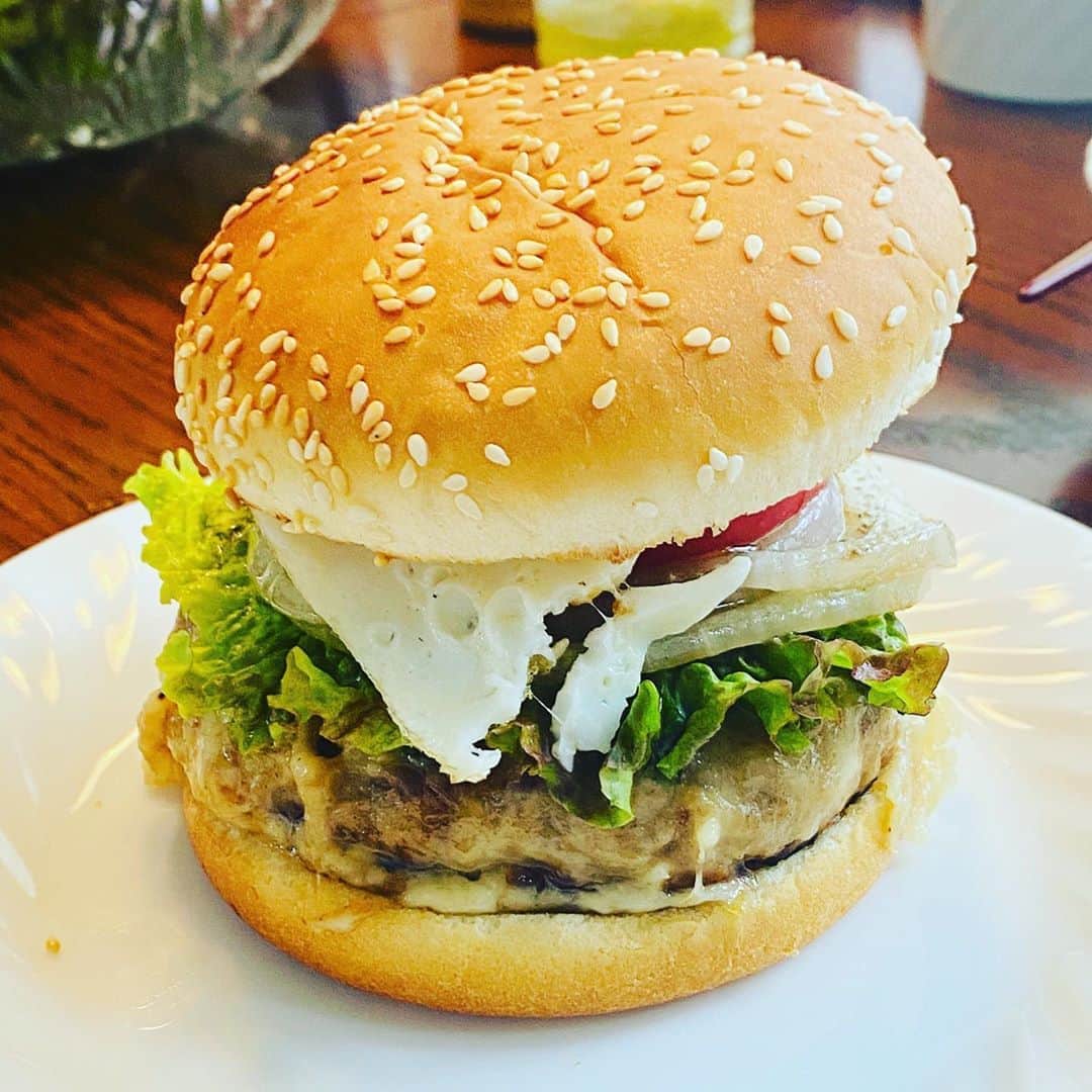 宮本美季のインスタグラム：「ラクレットチーズ🧀の美味しさに感動して自分でコネて作ったハンバーグってやはり美味しい！と感動した今日この頃。ハンドメイドのハンバーガー最高🍔👍」