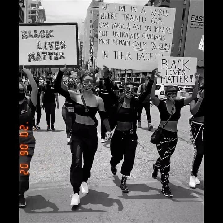 リアン Vのインスタグラム：「What I experienced today was powerful, peaceful, and inspiring. It honestly brought tears to my eyes to see and feel the support from thousands of people.  Don’t be afraid to stand up and use your voice!  Use your platform! Getting involved and doing your part is everyone’s responsibility.  TOGETHER we can make a change! 🖤 I put a link in my bio with many resources, petitions, and donation links in support of #blacklivesmatter movement.」