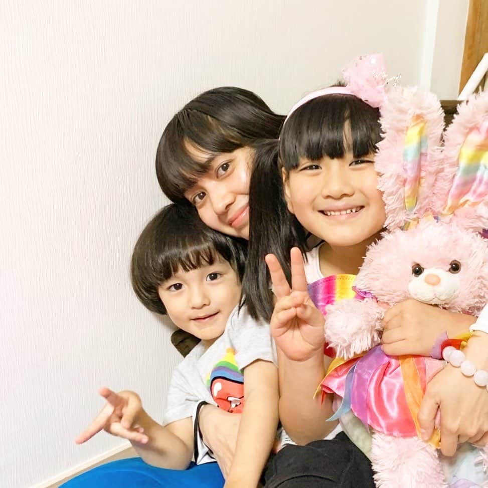 山口尚美のインスタグラム：「radikoさんのブランドムービーに親子で出演しました📻❣️ 監督の林響太朗さん @kyotaro_photo や 撮影の濱田英明さん @hamadahideaki をはじめとするとても素敵なチームの皆さんで撮影しました🎥🌈 是非radikoのyoutubeチャンネルを覗いてみてくださいね📻💕 #radiko」
