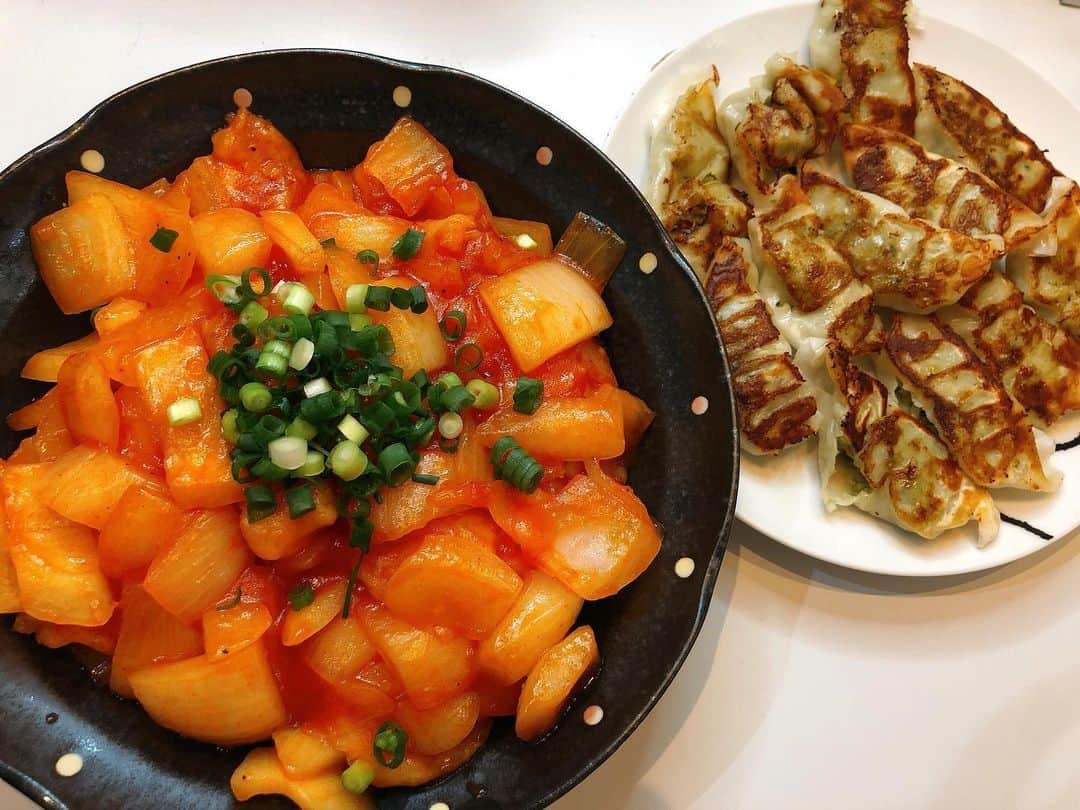 西村季里子さんのインスタグラム写真 - (西村季里子Instagram)「・ 自粛期間中、食べることだけが楽しみだったけど、 このままではマズい、、と思って 5月は炭水化物を食べないようにした🍚❌ 1枚目のオムライスは5月最終日にご褒美🤤💕 それ以外はラム肉のステーキにハマったり、 ササミとかムネ肉食べたり、 とにかく野菜とるようにしたよ🥒🥕🥦 最近は糖質オフの麺とかパンとかも多くて 助かる🐷❤️❤️❤️ 1週間ファスティングもしたけど、 おかしいな、、体重が戻ってる、、 (その分食べたからね) ジムとかヨガとかはやく安心して 通えるようになりますように〜🧘🏼‍♀️💫 . #ダイエット#diet#糖質オフ #糖質制限ダイエット #糖質オフダイエット  #炭水化物#炭水化物抜きダイエット  #筋トレ#ジム#ヨガ#ホットヨガ #誰かの作ったご飯が食べたい #外食したい#サラダ食べたい #follow#followｍe#きなんちゃんねる#きなんめし」6月3日 12時06分 - kiriko_nishimura