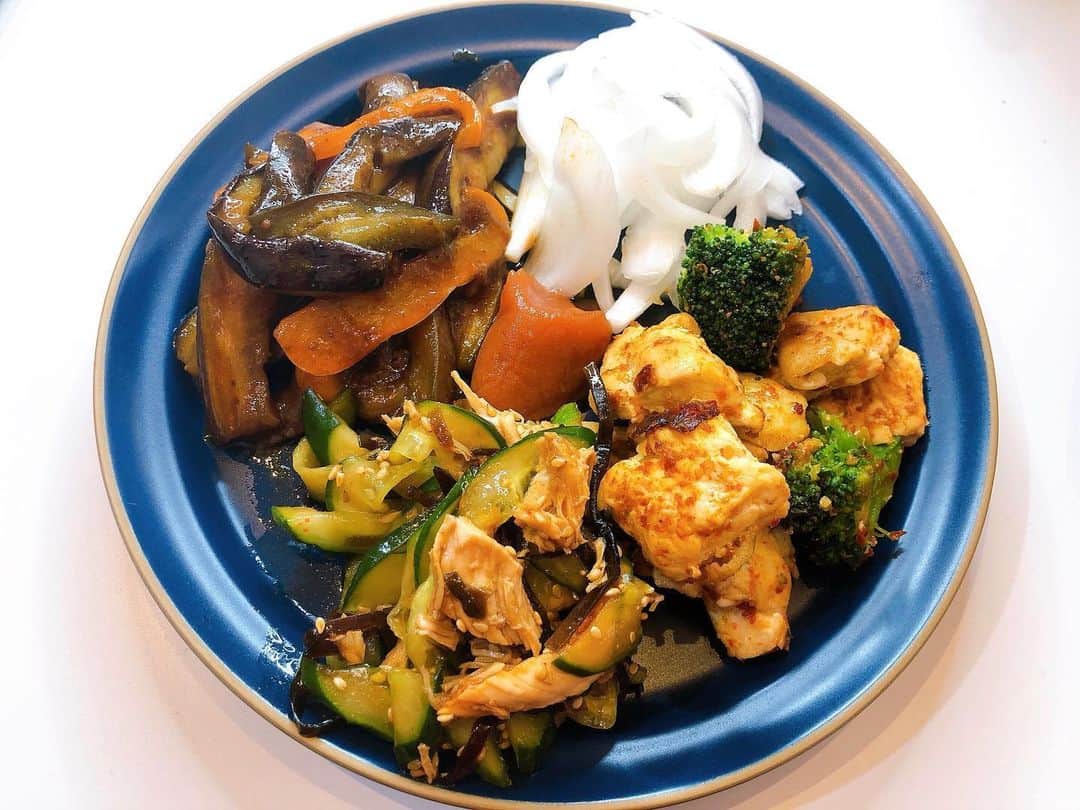 西村季里子さんのインスタグラム写真 - (西村季里子Instagram)「・ 自粛期間中、食べることだけが楽しみだったけど、 このままではマズい、、と思って 5月は炭水化物を食べないようにした🍚❌ 1枚目のオムライスは5月最終日にご褒美🤤💕 それ以外はラム肉のステーキにハマったり、 ササミとかムネ肉食べたり、 とにかく野菜とるようにしたよ🥒🥕🥦 最近は糖質オフの麺とかパンとかも多くて 助かる🐷❤️❤️❤️ 1週間ファスティングもしたけど、 おかしいな、、体重が戻ってる、、 (その分食べたからね) ジムとかヨガとかはやく安心して 通えるようになりますように〜🧘🏼‍♀️💫 . #ダイエット#diet#糖質オフ #糖質制限ダイエット #糖質オフダイエット  #炭水化物#炭水化物抜きダイエット  #筋トレ#ジム#ヨガ#ホットヨガ #誰かの作ったご飯が食べたい #外食したい#サラダ食べたい #follow#followｍe#きなんちゃんねる#きなんめし」6月3日 12時06分 - kiriko_nishimura