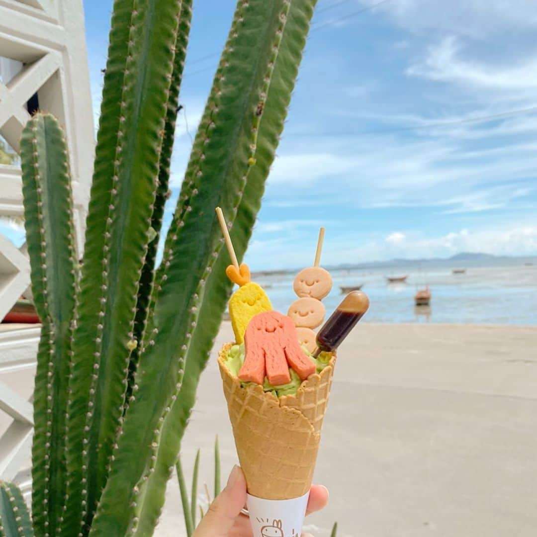 Song Sweet Songさんのインスタグラム写真 - (Song Sweet SongInstagram)「Welcome to my @iseacream_cafe icecream cafe with my new special menu of this month 🍤🍨💕 เมนูประจำเดือนมิถุนาของร้านเรา ชื่อว่า ทอดทอด ค่ะ^^ เพราะบนไอติมจะประกอบไปด้วยน้องๆคุกกี้ของทอด ไม่ว่าจะเป็นไส้กรอกทอด กุ้งชุบแป้งทอด และลูกชิ้นทอดดด 💕💕 ที่ได้inspirationมาจากร้านของทอดที่ตั้งขายมายมายริมทะเลบางแสนนั่นเองค่ะ^^ ใครผ่านมาก็แวะมาหาน้องได้น้าาาาา "SEA" you kaaaa🌴✨ ขอบคุณน้องมิกซ์ @mixrinho & น้องเฟิร์ส @f1stfaloo ที่มาช่วยถ่ายรูปน้องๆให้น่ารักมุ้งมิ้งกันถึงที่ร้านเลยนะฮะะะ 💕💕　อ่อ ร้านเราอยู่ชั้น1 ของโรงแรม @marinabangsaen นะฮะ ปักหมุดชื่อโรงแรมได้เล้ยยย ． ． 。 . ． . .  #cafehoppingchonburi #chonburi #cafechonburi #chonburicafe #adayinchonburi #cafeteller #cafehop #cafehopping #thailand #thailandtravel #adayinthailand #reviewthailand #reviewchonburi #タイ旅行  #カフェ #맛집  #맛스타그램 #냠스타그램 #태국 #태국카페 #インスタ映え #촌부리 #unseenthailand #travelgram #คาเฟ่ชลบุรี #เที่ยวไทยเท่  #เที่ยวไทย #iseacream #iseacream_cafe」6月3日 12時02分 - songsweetsong