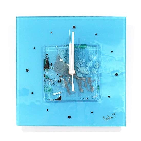 comb de shioさんのインスタグラム写真 - (comb de shioInstagram)「爽やかで、清々しい空気を纏った、時計です。  #ブルーインテリア  時計から、アートのある生活、はじめませんか？  glass art clock by Isako TODA﻿ ﻿ #アートのある暮らし ﻿ ------------------------﻿ 【作品リスト】﻿ ﻿ ■ ﻿ ガラスアート時計・「Color of water」  オンラインショップ掲載中です。﻿ 画像のタグ🏷からリンクしてます﻿ ﻿ ﻿ #combdeshio﻿ #コムデシオガラス ﻿ #コムデシオ ﻿ #ガラス作家杜多一菜子﻿ #三重県  #三重県津市  #インテリア好きな人と繋がりたい﻿ #インテリアデザイン﻿ #おしゃれインテリア #インテリアアート #壁掛けインテリア #おしゃれな部屋  #抽象画アート #寝室インテリア  #壁掛け時計 #ガラス時計 #新築祝いのプレゼント #結婚祝いのプレゼント  #おうち時間を楽しむアイテム ﻿ #artist  #interiorart #interiorartwork #artclock #glassclock #japanesecraft #clock」6月3日 12時05分 - comb_de_shio