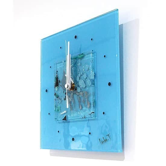 comb de shioさんのインスタグラム写真 - (comb de shioInstagram)「爽やかで、清々しい空気を纏った、時計です。  #ブルーインテリア  時計から、アートのある生活、はじめませんか？  glass art clock by Isako TODA﻿ ﻿ #アートのある暮らし ﻿ ------------------------﻿ 【作品リスト】﻿ ﻿ ■ ﻿ ガラスアート時計・「Color of water」  オンラインショップ掲載中です。﻿ 画像のタグ🏷からリンクしてます﻿ ﻿ ﻿ #combdeshio﻿ #コムデシオガラス ﻿ #コムデシオ ﻿ #ガラス作家杜多一菜子﻿ #三重県  #三重県津市  #インテリア好きな人と繋がりたい﻿ #インテリアデザイン﻿ #おしゃれインテリア #インテリアアート #壁掛けインテリア #おしゃれな部屋  #抽象画アート #寝室インテリア  #壁掛け時計 #ガラス時計 #新築祝いのプレゼント #結婚祝いのプレゼント  #おうち時間を楽しむアイテム ﻿ #artist  #interiorart #interiorartwork #artclock #glassclock #japanesecraft #clock」6月3日 12時05分 - comb_de_shio