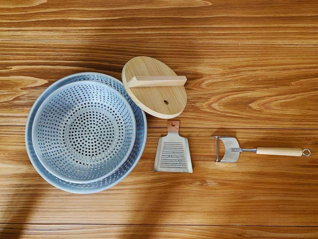 ジュジュのインスタグラム：「料理道具の見直し✍️ . 結構気に入ったら一つのモノを使い続けるタイプな為に、不便さとかに気付いて無かったりする。笑 . こちらの道具達はっ . @kissa_entowa  さんで🗣 . キッチンも使いやすく改造中🌿 . #料理道具 #特に皮剥き器はとても使い易くて気に入ってる」