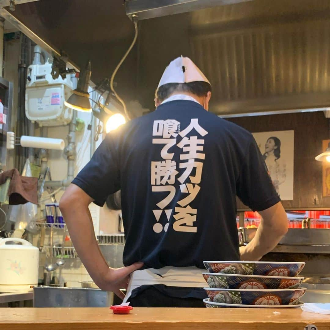 くろさんのインスタグラム写真 - (くろInstagram)「ロースかつ丼🍚500円 ひさびさの新橋ランチでしたがどこも閑散とした感じ。 あのポンヌフ🍝も半分空きな感じでした😅 #ロースかつ丼 #katsudon #立呑みとんかつまるや #ランチは座れます #とんかつまるや #人生カツを喰て勝つ‼︎ #かつ丼 #カツ丼 #コスパ最強ランチ #コスパ最強 #新橋ランチ #新橋駅前ビル #新橋駅前ビル1号館 #新橋駅前ビル1号館1階 #ワンコインランチ #サラリーマンの味方」6月3日 12時12分 - m6bmw