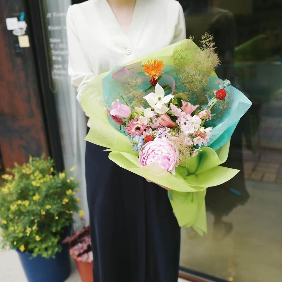 JF flower Shopさんのインスタグラム写真 - (JF flower ShopInstagram)「덥다 더워 ☘️ . . . .#2020jfflowershop #jfflowershop #flower #florist #floral #flowerlesson #koreanflorist #flowerstagram  #koreanflower  #웨딩부케 #플로리스트 #플로리스트수업 #핸드타이드  #범계플라워레슨 #꽃꽂이 #플라워레슨 #꽃꽂이수업 #안양꽃집 #범계꽃집 #평촌꽃집 #과천꽃집 #인덕원꽃집 #동편마을꽃집 #포일동꽃집 #내손동꽃집  #의왕꽃집 #花#花艺设计」6月3日 12時13分 - jfflowershop
