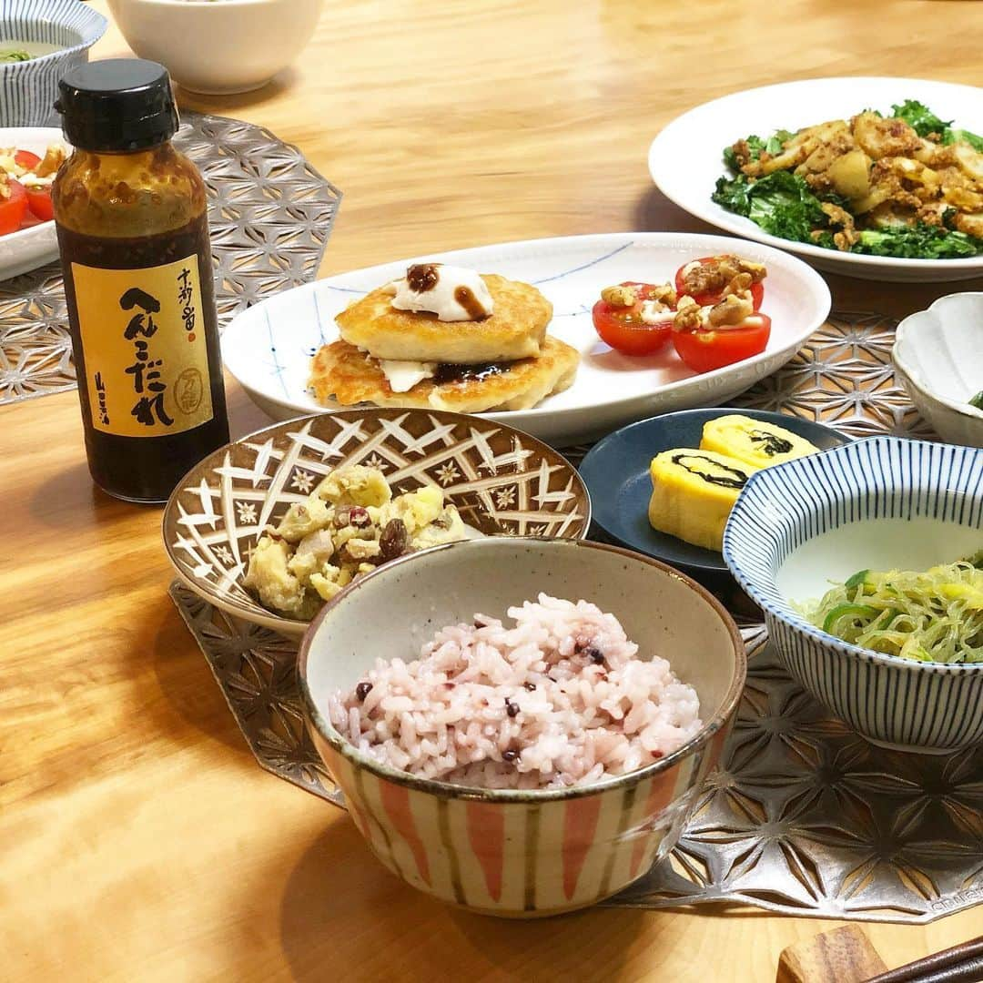 大戸千絵さんのインスタグラム写真 - (大戸千絵Instagram)「こんにちは！ 先日の夕飯と今日は調味料のご紹介です🧂 . .  ご飯は黒米。 . . スープは 発酵させたトマト酵母のミネストローネはお野菜たっぷりです。 . .  副菜には 青さなどを使ったこんにゃく麺でパクチーやきゅうりのヤムウンセン風チャプチェ。 . . ほうれん草の胡麻和え 海苔の卵焼き さつまいもとカシューナッツクリームレーズン和え  メインに豆腐と大豆ミートのハンバーグと 新じゃがをデュカ（ナッツで合わせた衣）で焼き揚げてケールと合わせてメインにしました。  料理は良い素材と良い調味料が揃えばほぼ完璧です。 とくに調味料は大切ですよね。  作られている工程にこだわられていたり成分表がシンプルなものを買うよう心掛けています。  この晩のハンバーグにはソースを作り忘れたので「へんこだれ」をかけました。とても美味しいです！ 山田製油さんの商品なのですが、こちらを私がお勧めする調味料として記事（ @arne_fukuoka  こちらのWEBサイト）に書いています☺️❤️ 是非チェックしてみて下さい。  このへんこだれは焼肉のタレのような印象ですが万能調味料にもなります✨ #へんこだれ #山田製油 #胡麻油 #調味料 #旦那ご飯 #福田家の食卓 #アスリート飯  @arne_fukuoka」6月3日 12時23分 - chie_ohto