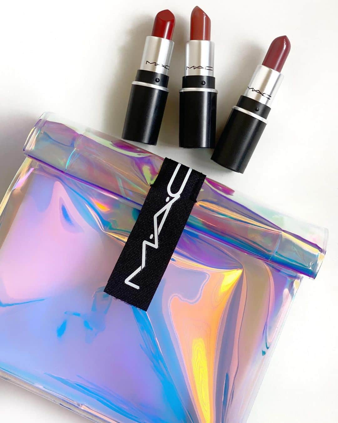 M∙A∙C Cosmetics Japanのインスタグラム：「【西武・そごうのe.デパート限定】 M･A･Cで人気のリップたちが可愛いミニサイズでお得なセットに✨ カラーはスワイプしてチェック👉 ㅤ さらに、限定デザインのオリジナルポーチもプレゼント♪ギフトにもぴったりのキットをお見逃しなく💄 ㅤㅤ 〈キット内容〉 マルティプル ルックス ミニ リップスティック キット 特別セット価格　4,290円(税込) ㅤ ・mini MACリップスティック/チリ (カラー画像2枚目参照) ・mini MACリップスティック/モカ (カラー画像3枚目参照) ・mini MACリップスティック/ツウィグ (カラー画像4枚目参照) ・オリジナル ポーチ (約W135×H175×D40mm) ㅤ ※数量限定のため、なくなり次第終了となります。 ㅤ ㅤ #MACCosmeticsJapan#MACCosmetics#MAC#MACコスメ#メイク好き#デパコス#新作コスメ#春メイク#血色感#血色メイク#抜け感メイク#抜け感#コスメ記録#コスメマニア#艶肌メイク#マックコスメ#限定コスメ#ピンクメイク#オレンジメイク#テラコッタメイク#口紅#MACリップ#リップメイク#リップ好き#夏メイク#赤リップ」