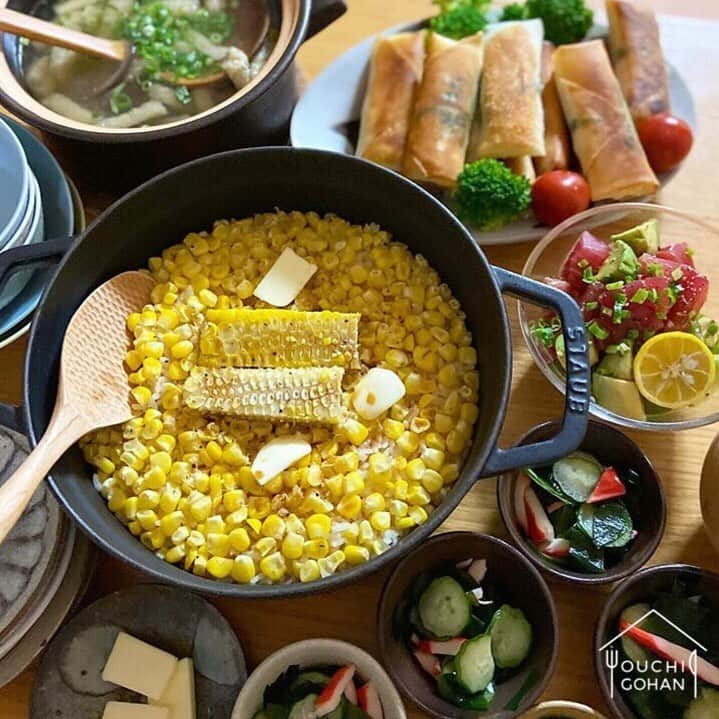 おうちごはん編集部さんのインスタグラム写真 - (おうちごはん編集部Instagram)「【 #おうちごはんLover 】photo by @mikasko﻿ スーパーや八百屋さんでとうもろこしを見かけると、「あ、夏が来たな」と感じます🌴とうもろこしの黄色ってなんだか元気が出る色ですよね🌽﻿ ﻿ そんな元気カラーのとうもろこしの炊き込みご飯が食卓の中心に並ぶ @mikasko さんの夕食風景。とうもろこしの粒がいきいきとして見えます。﻿ ﻿ 炊く時にお醤油を入れて、食べるときにバターを投入！醤油バターというベストマッチな組み合わせがとうもろこしの美味しさをさらに引き出してくれそう…❤️﻿ 案の定、家族から「最高！」のお言葉をいただいたそうです😆﻿ ﻿ 店頭にも少しずつ並び始めたとうもろこし。見つけたら、ぜひおうちで炊き込みご飯やってみてくださいね＾＾﻿ ﻿ ------------------﻿ ◆ #おうちごはんLover を付けて投稿するとおうちごはんの記事やこのアカウント、おうちごはん発信のトレンドリリースなどでご紹介させていただくことがございます。スタッフが毎日楽しくチェックしています♪﻿ ﻿ ［staff : たえさん］﻿ ------------------﻿ #おうちごはんlover #おうちごはんラバー #ouchigohanlover #デリスタグラマー #ouchigohan #いつものいただきますを楽しく #おうちカフェ #おうちごはん #lin_stagrammer #foodporn #foodphoto #foodstyling #おうちごはん革命 #おうち時間 #おうちで過ごそう #晩ごはん #夕食 #夕飯 #和食 #とうもろこしご飯 #とうもろこし #とうもろこしバター醤油 #夏野菜 #醤油バター」6月3日 12時18分 - ouchigohan.jp