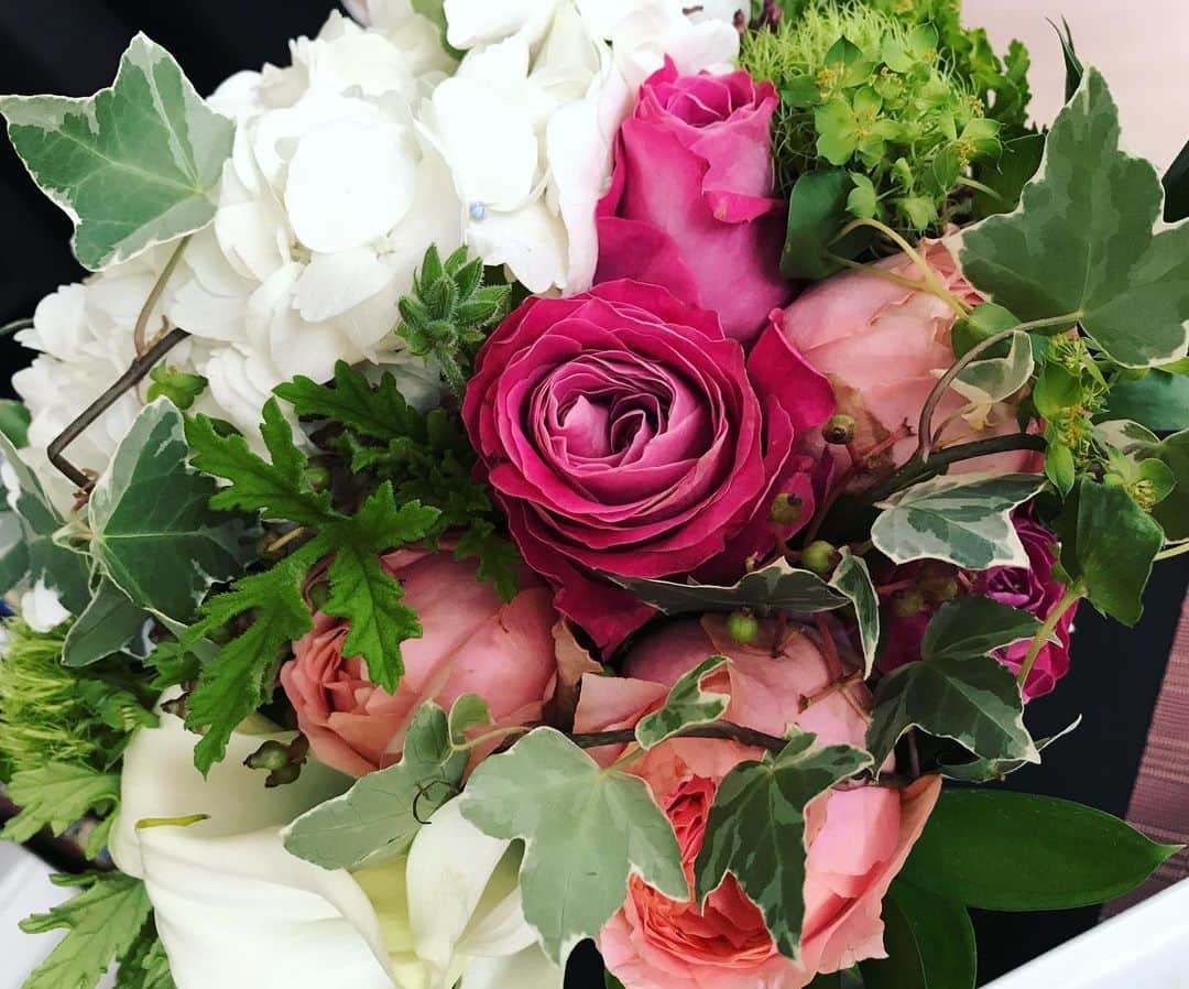 のインスタグラム：「花はいいよね〜っ💐 . . . thx 👏🥺✨ . . . @sntlow ちゃんの花束大好き💐🥰 . #お花屋さん#花束#花#花のある暮らし」