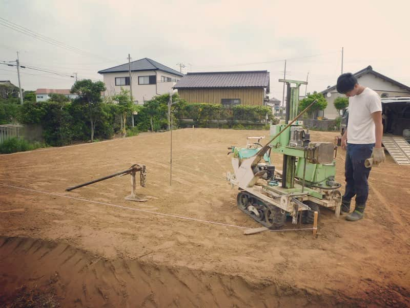 株式会社戸諸工務店さんのインスタグラム写真 - (株式会社戸諸工務店Instagram)「2020.06.03 匝瑳市のS様邸、地盤調査を行いました✨平屋の住まいを建築します🏠 #こだわりの家  #こだわり #家造り #工務店  #木造住宅  #地域密着型工務店  #大工  #木の家 #地盤調査 #職人  #大工職人  #注文住宅  #旭市  #匝瑳市 #銚子市  #神栖市  #香取市  #山武市  #木と暮らす #墨付け #手造り #暮らし #マイホーム  #スウェーデン式サウンディング試験  #手刻み #墨付け #東庄町  #地質調査 #工務店だからつくれる家 #手刻みの家  #行列のできる工務店」6月3日 12時44分 - tomorokoumuten