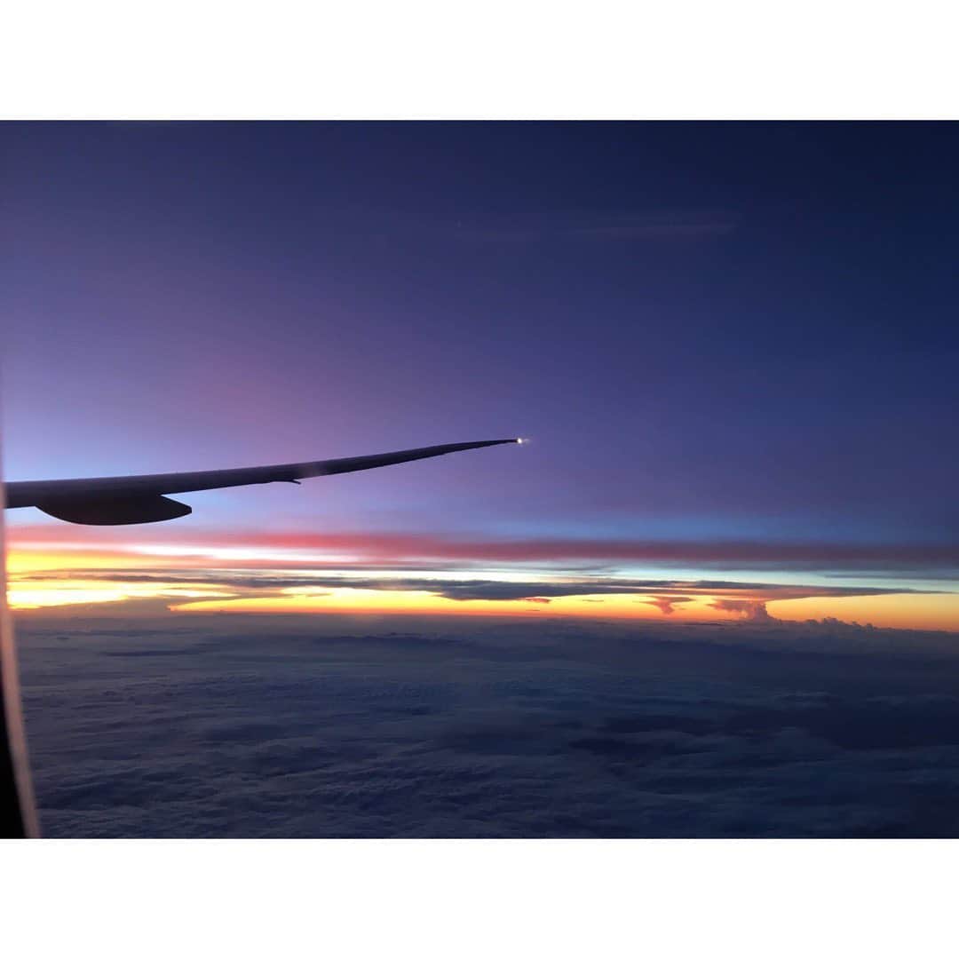 のインスタグラム：「. 飛行機の窓から見た景色③  #window #planewindow」