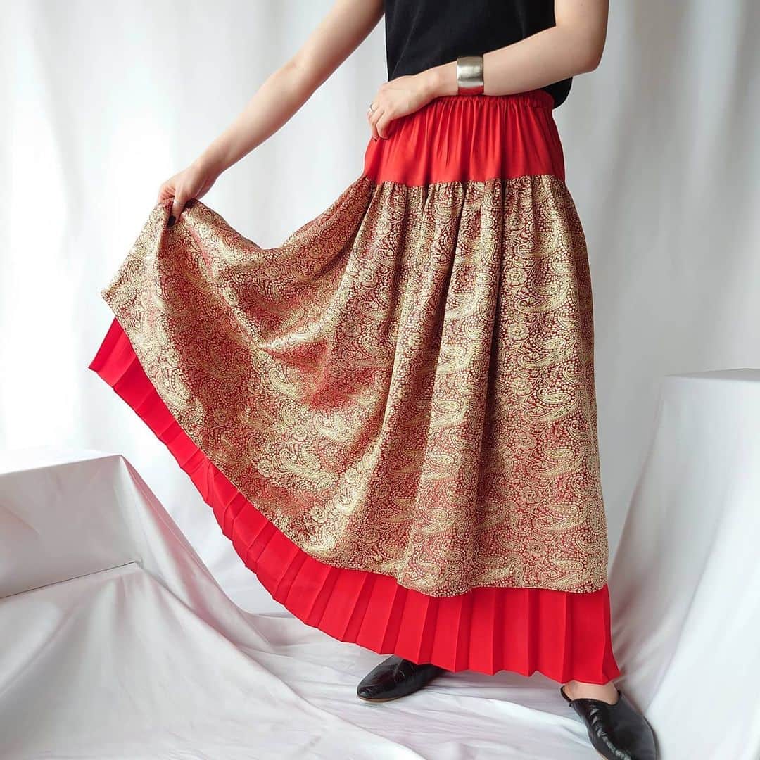 吉祥寺 古着屋 Orfeoのインスタグラム：「Gold ×Red Paisley Skirt  #orfeo #kichijoji #tokyo #vintage #used #fashion #coordinate #outfit  掲載商品のお問い合わせはインスタグラムのプロフィール記載のメールアドレス宛にお願いいたします。コメント、DMでのお問い合わせは受け付けておりませんのでご了承ください。」