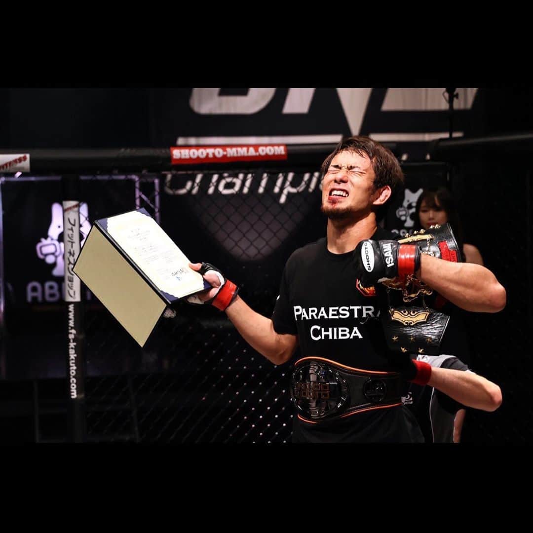 岡田遼のインスタグラム：「ドンと胸を張って。  #shooto0531 #ダブルクラウン」