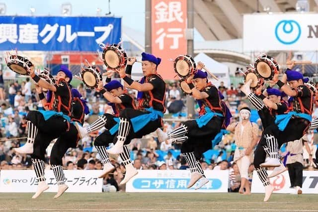 現地発信の旅行サイト「たびらい」のインスタグラム：「今年は沖縄全島エイサーまつりの開催が中止となりましたが、まだまだ沖縄ファンのエイサー魂は燃えているはず！ また来年の開催時には2倍楽しめるように、今はエイサー魂を温めておきましょう！※写真は昨年開催の沖縄全島エイサーまつりの写真です。 : #たびらい #tabirai #ローカル旅行 #旅行好き #女子旅 #travelgram #旅行 #旅行好きな人と繋がりたい #travel #沖縄 #たびらい沖縄 #沖縄県 #エイサー #okinawa #event #エイサー祭り #okinawaeisafestival #eisa #沖縄全島エイサーまつり #沖縄好き #沖縄病 #沖縄観光 #沖縄本島」