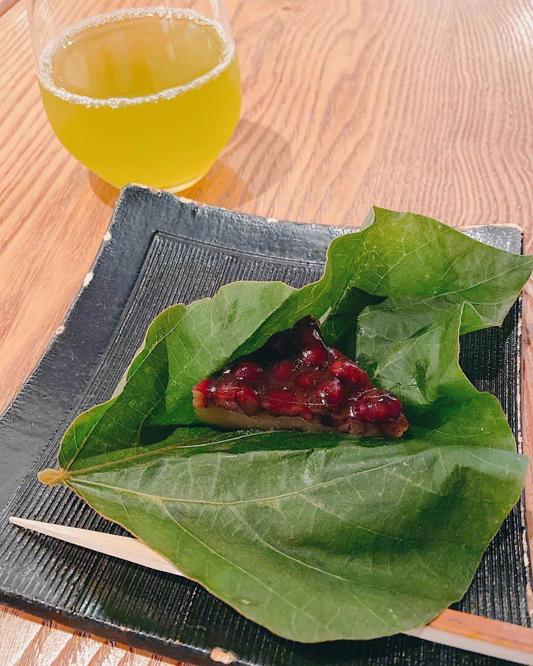 大出千尋のインスタグラム：「ほっと一息🍵 小豆は悪魔払い、三角形は暑気払いの氷、龍神の鱗を形作っているそう✨ . . . . #水無月#和菓子#無病息災#緑茶」