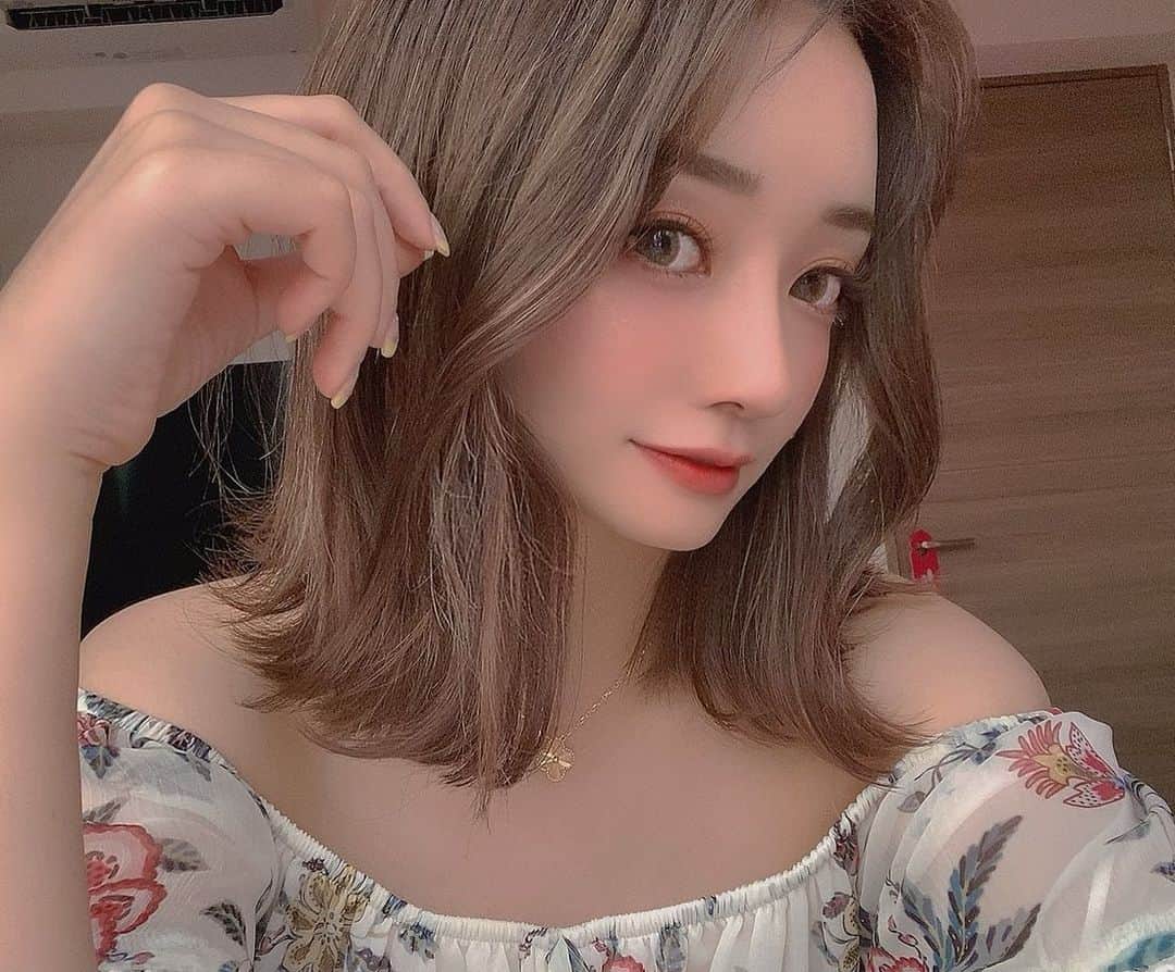 ERENAのインスタグラム：「. アプリってこわいなあ 誰？やもん 盛れて幸せ👼 てかデコ広いの悩み💀」