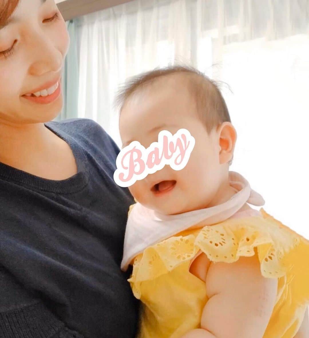 のインスタグラム：「. 娘が今日でおかげさまで 生後８ヶ月を迎えることができました🥰 . あっという間の８ヶ月！ 離乳食もマイペースに進めて 二回食になりました🍚🌟 . 最近感動した成長は、 絵本を読んでいると自分で次のページを めくるようになったことです📖❣️ めくるとまた違った面白い絵がある！ と理解したようです💡 . "マ"、"パ"、"バ"の喃語も言えるようになり たまたま"マ.マ"と続けて言ってくれた時は 私が泣いて喜びます😭👏❤️笑 ズリ這いから徐々にハイハイも増えてきました🚼 . お座りも背筋を伸ばしてできるようになり ティッシュをビリビリも 1人で出来るようになりました👍✨ . たったの1ヶ月で色んなことが できるようになったので、 赤ちゃんの成長って 本当に早いなと実感しています🌼 . 小さなことでも昨日できなかったことが できるようになると本当に嬉しいし、 一緒にいられる今を大切にして ひとつひとつの成長を 見逃さないようにしたいです😌✨ . いつも娘の成長を温かく見守ってくださり ありがとうございます😊💖 これからも一緒に見守っていただけると 嬉しいです☺🙏️🍀✨ . #生後８ヶ月 #生後244日 #姉ずカメラ #髪の毛伸びますように🙏  笑 #べびすたぐらむ #赤ちゃんのいる暮らし #10月生まれ #令和元年ベビー #女の子ママ #親バカ部 #instagood #anniversary #8month #baby #babygiri #happy #smile #love #cute #tokyo #japan #jaranesegiril #iloveyou #followme #me #加藤雅美」