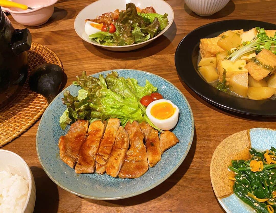 近藤千尋のインスタグラム：「トンテキ🐷と かぶと厚揚げの煮物🥬😍 質問に多いお買い物はいつも ネットスーパーです🎶 平日の仕事がある日は 簡単にドーンと出せるメニューです。笑❗️」