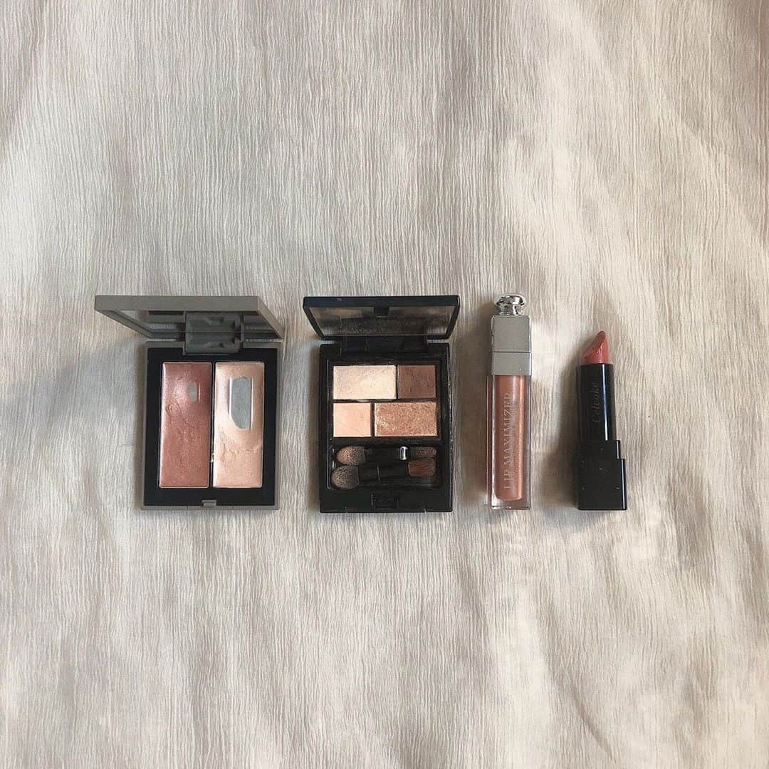 松尾 瞳のインスタグラム：「きのう載せたメイクの使用コスメ💄 . 左から ハイライト / THREE シマリンググローデュオ 01 アイシャドウ / MCコレクション アイカラーパレット No.1 グロス / Dior アディクトリップマキシマイザー 016 リップ / Celvoke ディグニファイドリップス 09 . チークは、シマリンググローデュオの暗い方を使用したよ〜〜 参考になれば🌼 . #コスメ #デパコス」