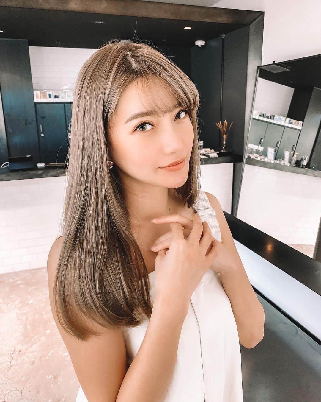 のインスタグラム：「撮影前にまつげとヘアーをキレイに🌻 今回のマツエクデザインは Cカール 太さ0.15ミリ 長さ10ミリ 本数180本くらい いつもより短めにつけてもらった🦋 短い方が好き☺️✨ まいさんのマツエクは何回も言うけどほんとに最強なんです🥺🤍いつもありがとうございます😜💓 @it405_mai . .  髪の毛は @lowe.komo さんにお任せ👧🏼 今回はブリーチなしで脱プリン頭🍮 この色はいい〜完全にわたし好みの色‼︎ サラサラだし〜🥳こもさんさすが🤩 いつもありがとうです😆🙏✨ . . . #beautysalon #eyelashextensions #eyelashes #haircut #hairstyle #haircolor #マツエクデザイン #ヘアースタイル #美容好きな人と繋がりたい #美容院 #マツエクサロン」
