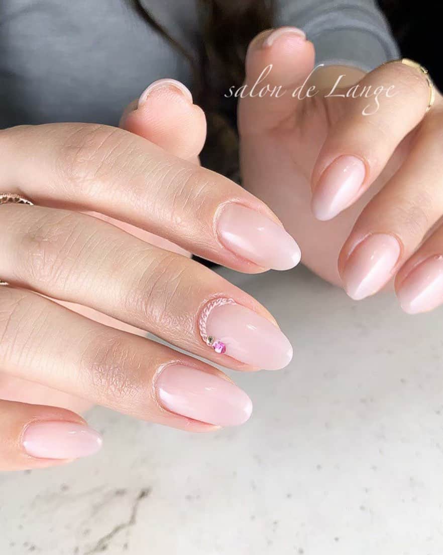 salon de Langeのインスタグラム：「* ナチュラル♡﻿ ﻿ サロンは6/1より﻿ 少しずつ再開しております。﻿ ﻿ ........ ........ ........ ........﻿ ﻿ 📢先日チラッと告知したインスタライブ﻿ 日程が変更になりました！﻿ ﻿ 　6/3（水）21:30﻿ →﻿ 6/6（土）21:30 ﻿ ﻿ 【内容】﻿ 過去に受けた覆面調査80項目の中から﻿ 『サロン改善に直結した5項目』﻿ をお話し致します。﻿ ﻿ 覆面調査を何度も受けて﻿ 今まで思いもしなかった意見や﻿ 頭にも無かった感想を沢山いただきました。﻿ ﻿ サロンを改善するには﻿ 他人目線を入れる事がとっても大切で﻿ 1番の近道だと気づきました。﻿ ﻿ ﻿ お時間の合う方は是非ご覧くださいね♪﻿ ﻿ ﻿ mi-mi♡」