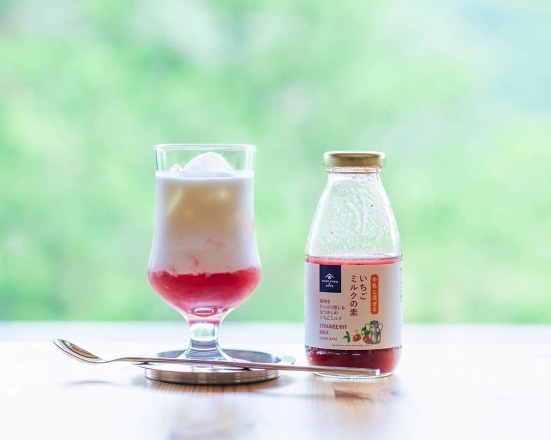 haru.のインスタグラム：「. 暑すぎていちごミルク。 サンクゼールで買ってきたいちごミルクの素で。 これ手軽ですんごい美味しい💕 #勝手にPR . 窓の外の山も木々も、青々としてきました〜。 しかし。 まだ6月なのに暑くない？😅 暑がりには厳しい季節がやってきたわ…。 . . . #おやつ #ドリンク #いちごミルク #サンクゼール」