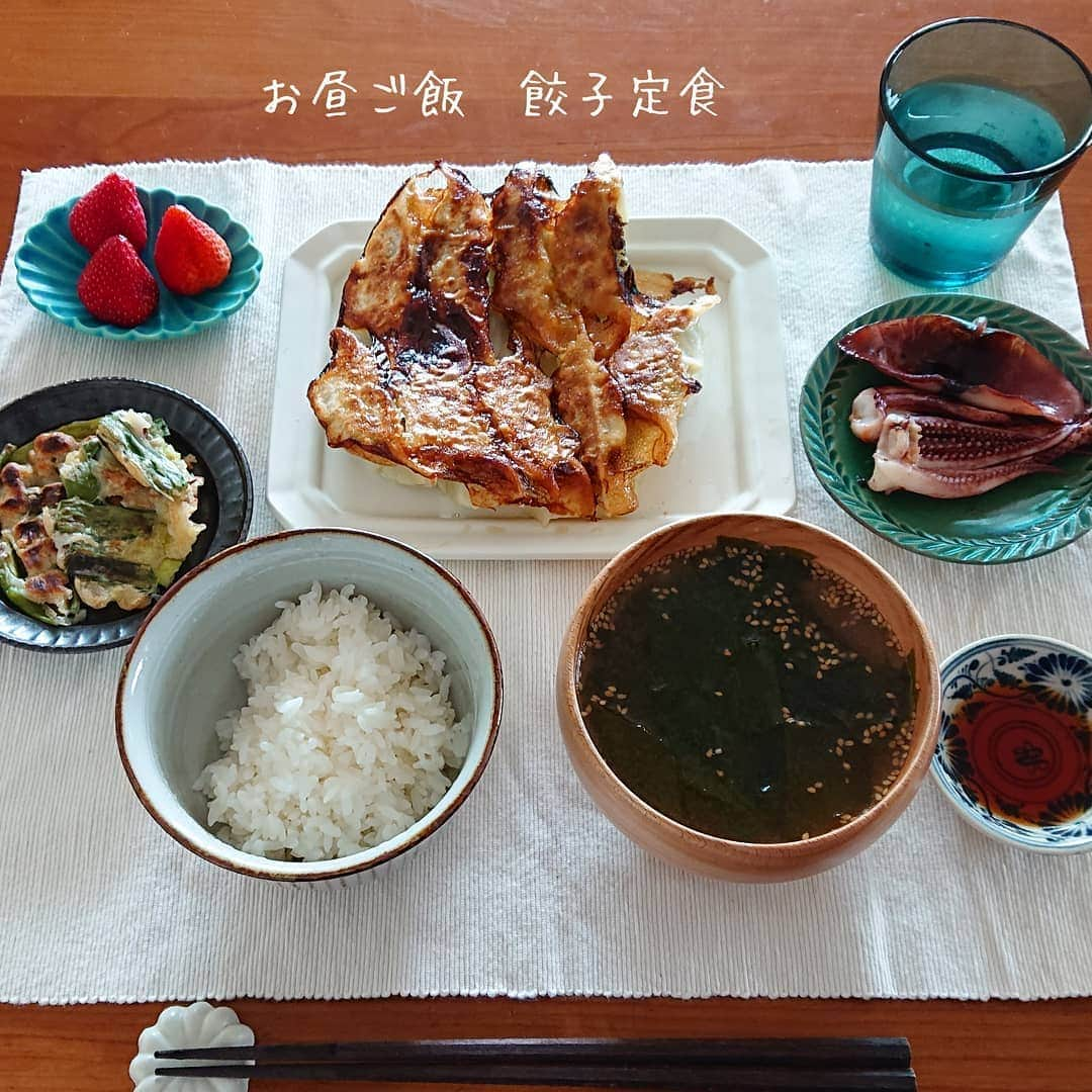 藤森夕子さんのインスタグラム写真 - (藤森夕子Instagram)「あっという間にお昼ご飯(^^; 息子ごはんは、餃子定食。 昨日の天ぷらでイカのエンペラとゲソがあったので醤油焼きに！今、冷蔵庫に緑の物はピーマンとネギしかなくて…(^^;この前のたこ焼きの粉があったのであげ玉入れてネギチヂミに。…居酒屋か！？w #息子ごはん #息子ごはん記録 #男子ごはん #昼ごはん #餃子定食 #居酒屋メニュー #今日の昼ごはん #毎日ごはん #てづくりごはん365 #japanesefood #kitchengram #cook365 #cooking #器 #息子昼ごはん #定食 #定食ランチ #ランチ」6月3日 13時37分 - yukofujimori2525