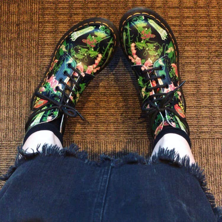 Yun chiさんのインスタグラム写真 - (Yun chiInstagram)「My New 🥾✨ . . #drmartens#mynewshoes#loveshoes  #poison #🥾#🦎#🐸#🕷#🕸#🏵」6月3日 13時38分 - _yun_chi_