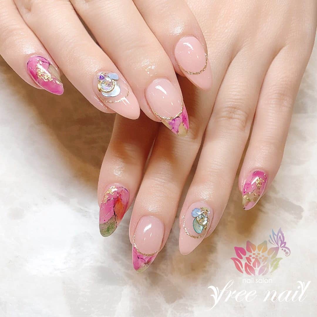 free nail フリーネイルのインスタグラム：「. お客様ネイル💅🏻🍏 . リキッドフレンチネイル🌸 . 素敵な大人の女性に💄✨ . ▶︎▶︎▶︎スワイプして動画も見てね☝︎🎬✨ . ご来店ありがとうございました🙇🏻‍♀️🙇🏻‍♀️🙇🏻‍♀️💗 . #ネイルアート #ジェルネイル #ネイルサロン #大阪ネイルサロン #ネイルデザイン #ネイルチェンジ #フレンチネイル #デザインフレンチ #リキッドネイル #シェルストーン #ピンクネイル #ピンクベージュネイル #シンプルネイル #大人ネイル #デザインネイル #トレンドネイル #女子ネイル #夏ネイル #summernails #nailsart #nailsdid #美甲 #日式美甲 #日式美甲胶 #日本美甲师 #日本美甲老师 #美甲上课 #日本胶 #フリーネイル #freenail」