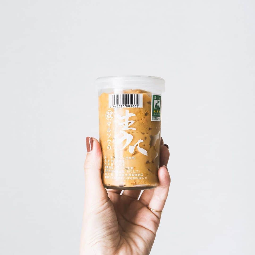 市川渚さんのインスタグラム写真 - (市川渚Instagram)「Seasonal #seaurchins from Aomori.﻿ ﻿ ﻿ この数ヶ月色々お取り寄せをしてきたけれど、中でも特に楽しみにしていたお取り寄せが届きました。1ヶ月ちょい待ったかな。旬のキタムラサキウニ from 青森🤍﻿ ﻿ 青森のキタムラサキウニはあまり食べる機会がなかったけれどカップ酒の瓶に入っているのが、青森県内でのスタンダードらしい。180gぎっしり！豊洲ICHIBAドットコムというサイトでオーダーして、青森の駒嶺商店さんから直送されてきました。﻿ ﻿ 塩水もミョウバンも入ってないピュア生うに！（謎）今夜はうにパーティだあ楽しみすぎる🎉﻿ ﻿ ﻿ #うに#うに好き﻿」6月3日 13時59分 - nagiko