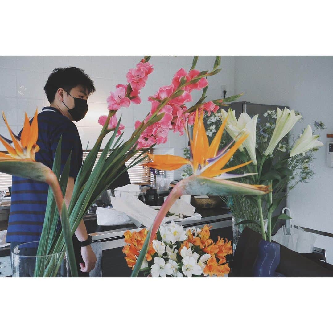 eriさんのインスタグラム写真 - (eriInstagram)「ちぴが会社に来て花をいけてくれた。この数ヶ月、彼のお花たちが会社にあることでどれだけ救われたことか。 @ochiyasutaka  そのあとそのままキッチンでとりとめないおしゃべりして解散。(隙間で仕事のミーティングもした。えらい) #デプトカンパニーのたのしみ」6月3日 14時09分 - e_r_i_e_r_i