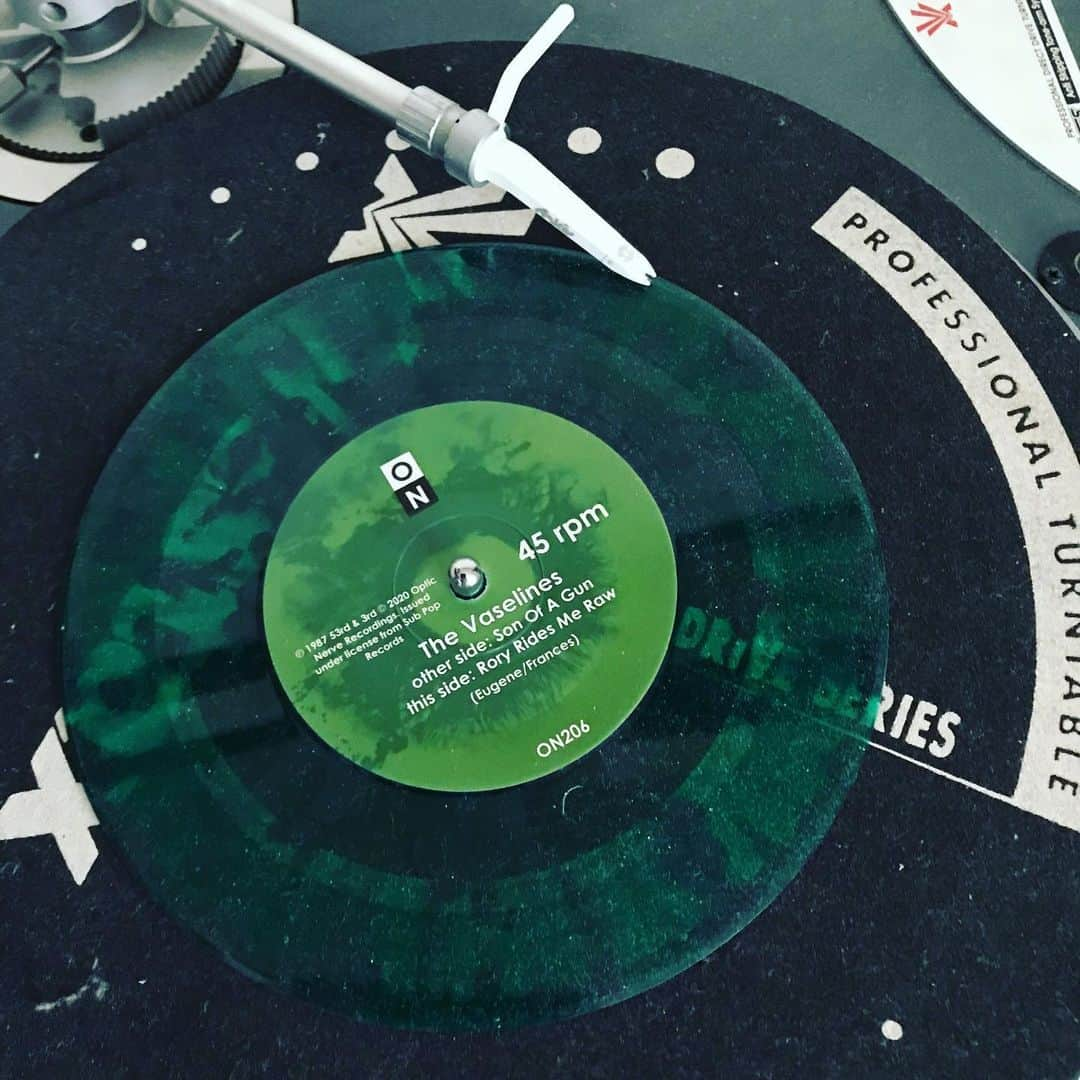 佐野史郎さんのインスタグラム写真 - (佐野史郎Instagram)「7インチシングルレコード 「Son Of A Gun/Rory Rides Me Raw」 The Vaselines ディスクユニオン https://diskunion.net/indiealt/ct/detail/1008013062 2020年6月2日(火)発売 定価:1650円(税込) 解説:佐野史郎  音も曲も最高‼︎です。 シンプルなロックンロールをアナログレコードで‼︎ ユージン・ケリーとフランシス・マッキーによるバンド、ヴァセリンズ。 80年代、僕がタイムスリップっていうバンドをやってた頃、テクノ&ニューウェイヴの流れもひと段落し、原点回帰ともいうようなシンプルなロックンロールやアコースティックサウンドに飢えていました。ルー・リードやニール・ヤングの音や声がやはり好き。 ヴァセリンズは1986年の結成。 当時は知らずに後になって聴くようになったけど、ニルバーナのカート・コバーンがファンを公言していたのでジワジワと知られるように…。 2004年、吉祥寺のタワレコで、ユージン・ケリーがインストアライブやるというんで観に行ったな🎶 そんなことを、つらつらと解説に書いております。」6月3日 14時01分 - sanovabitch