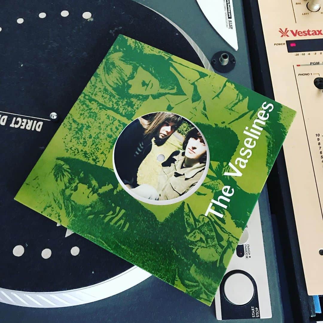 佐野史郎のインスタグラム：「7インチシングルレコード 「Son Of A Gun/Rory Rides Me Raw」 The Vaselines ディスクユニオン https://diskunion.net/indiealt/ct/detail/1008013062 2020年6月2日(火)発売 定価:1650円(税込) 解説:佐野史郎  音も曲も最高‼︎です。 シンプルなロックンロールをアナログレコードで‼︎ ユージン・ケリーとフランシス・マッキーによるバンド、ヴァセリンズ。 80年代、僕がタイムスリップっていうバンドをやってた頃、テクノ&ニューウェイヴの流れもひと段落し、原点回帰ともいうようなシンプルなロックンロールやアコースティックサウンドに飢えていました。ルー・リードやニール・ヤングの音や声がやはり好き。 ヴァセリンズは1986年の結成。 当時は知らずに後になって聴くようになったけど、ニルバーナのカート・コバーンがファンを公言していたのでジワジワと知られるように…。 2004年、吉祥寺のタワレコで、ユージン・ケリーがインストアライブやるというんで観に行ったな🎶 そんなことを、つらつらと解説に書いております。」